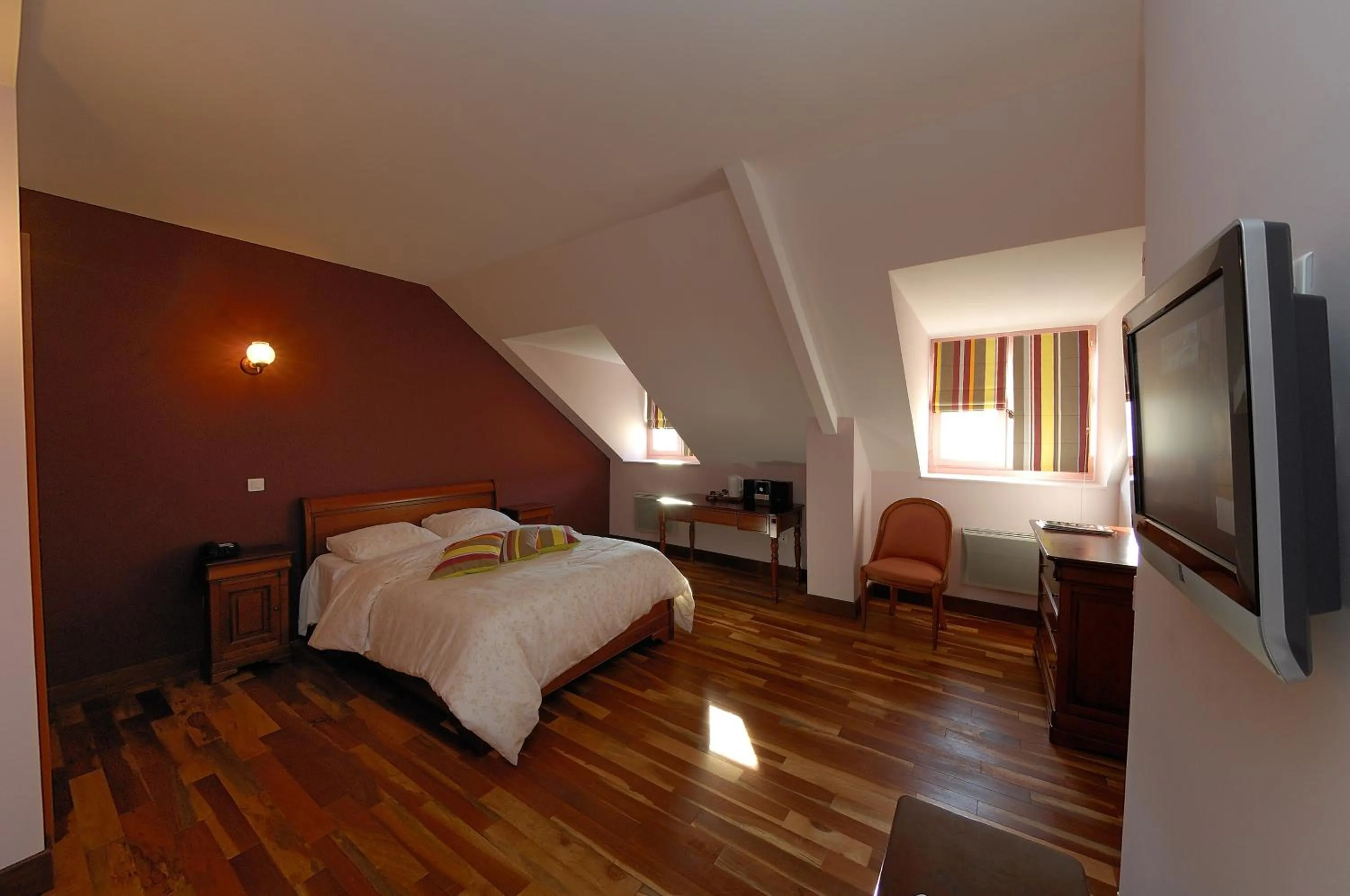 Photo of the whole room, Bed in Auberge du Manet