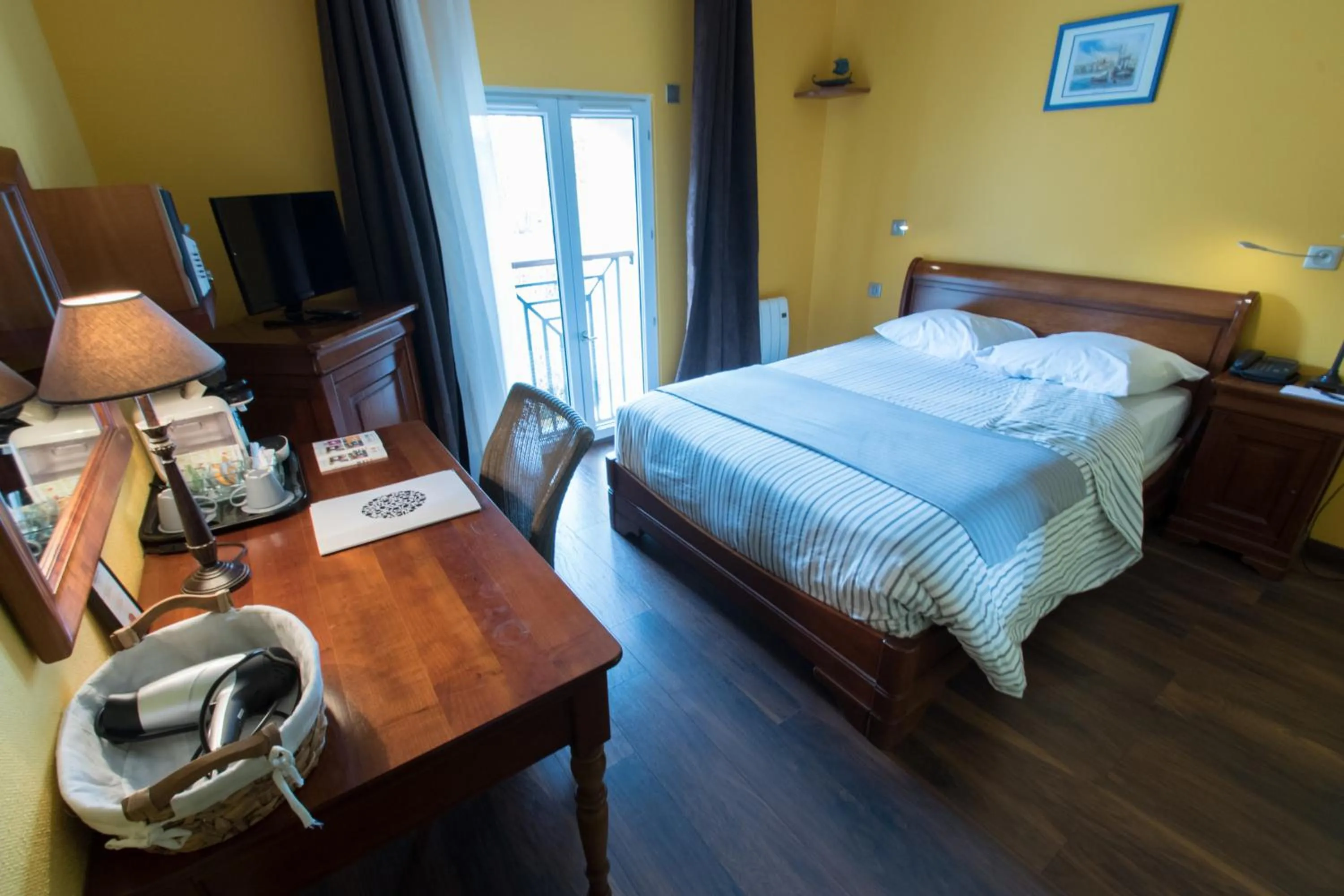 Photo of the whole room, Bed in Auberge du Manet