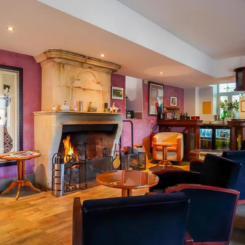 Communal lounge/ TV room in Auberge du Manet