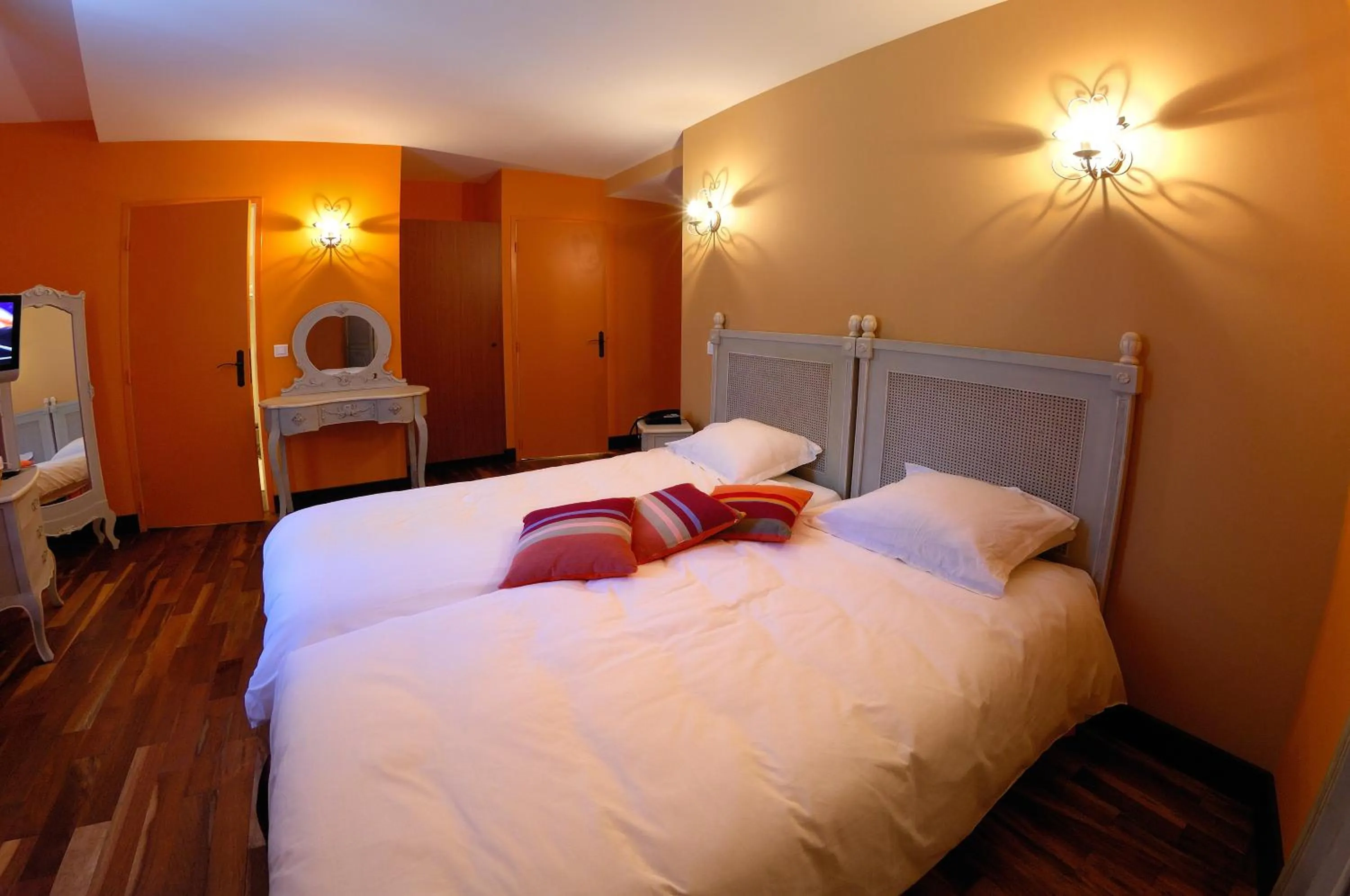 Photo of the whole room, Bed in Auberge du Manet