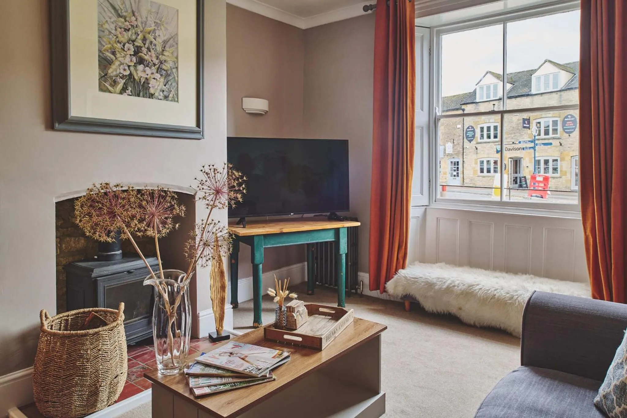 Living room in Rathbone Cottage - Pets Stay for Free