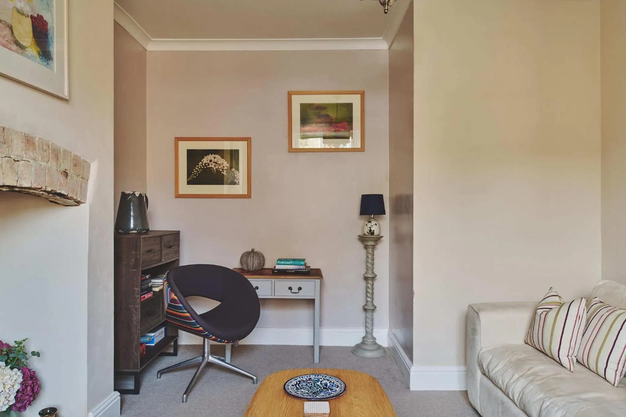 Living room in Rathbone Cottage - Pets Stay for Free