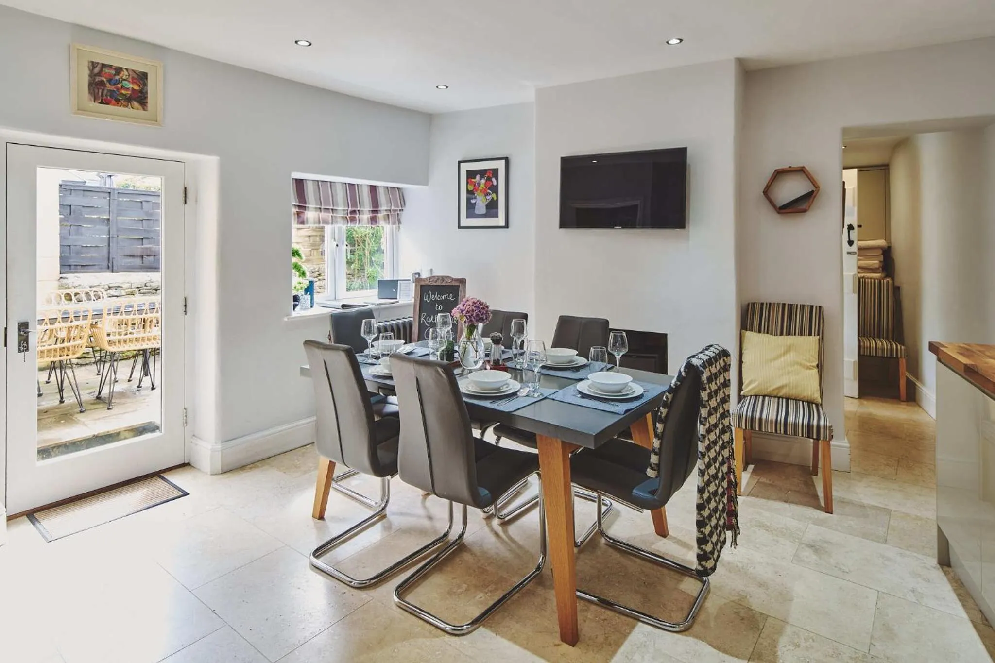 Dining area in Rathbone Cottage - Pets Stay for Free