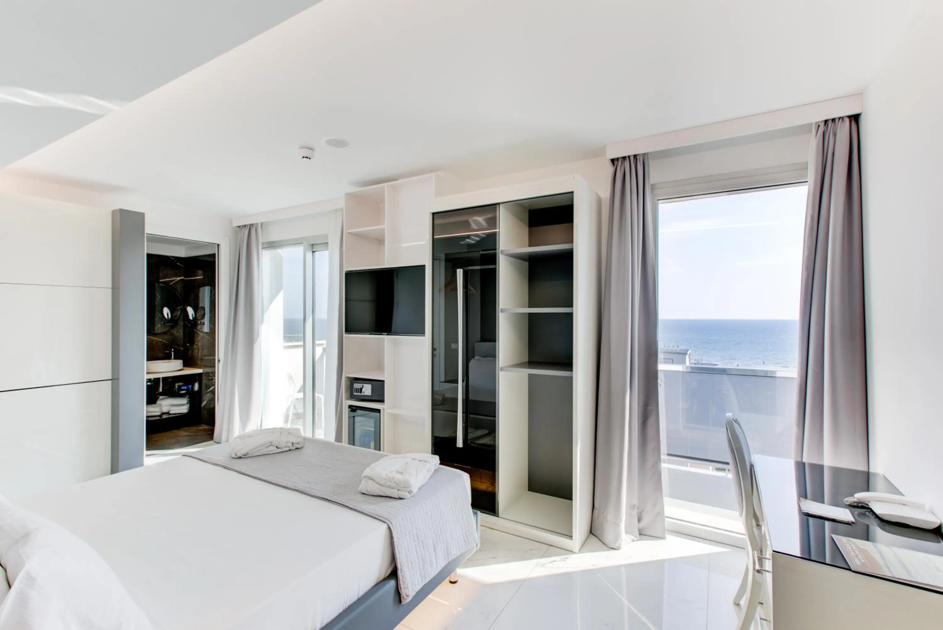 Communal lounge/ TV room, Bed in Hotel Due Mari & SPA