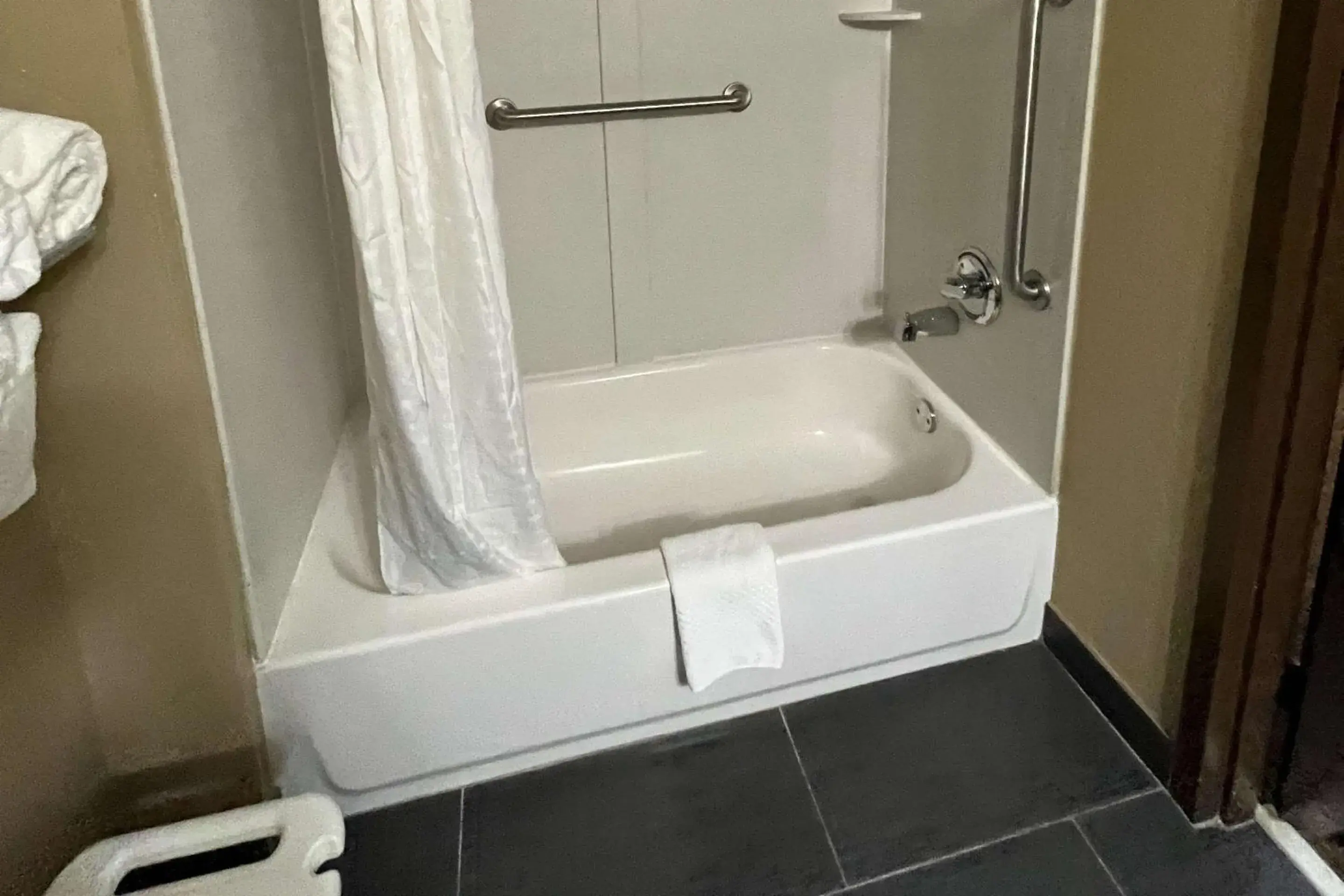 Bedroom in Quality Suites Graham - Burlington South Bedroom in Quality Suites Graham - Burlington South