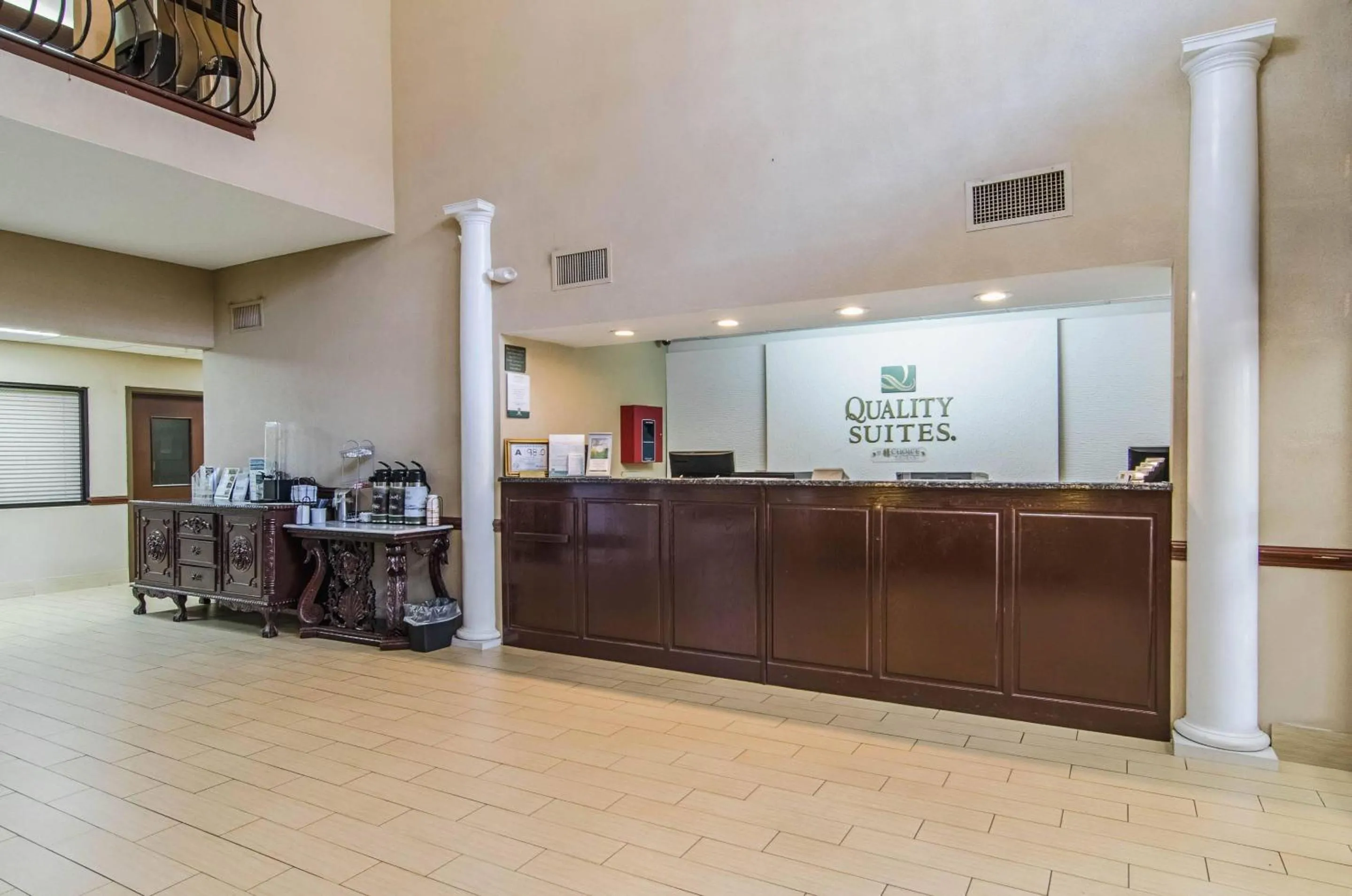 Lobby or reception in Quality Suites Graham - Burlington South