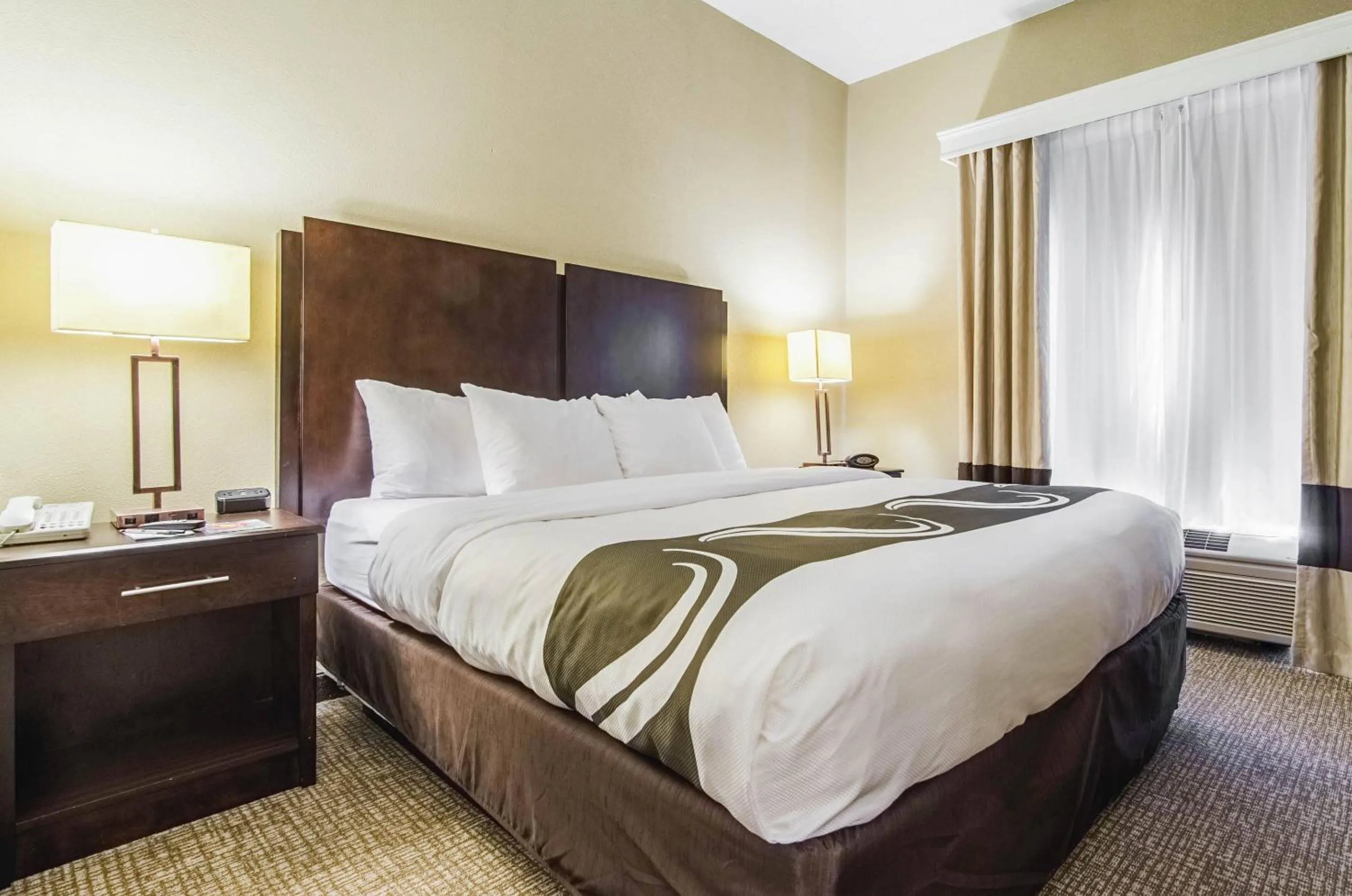 Bedroom, Bed in Quality Suites Graham - Burlington South