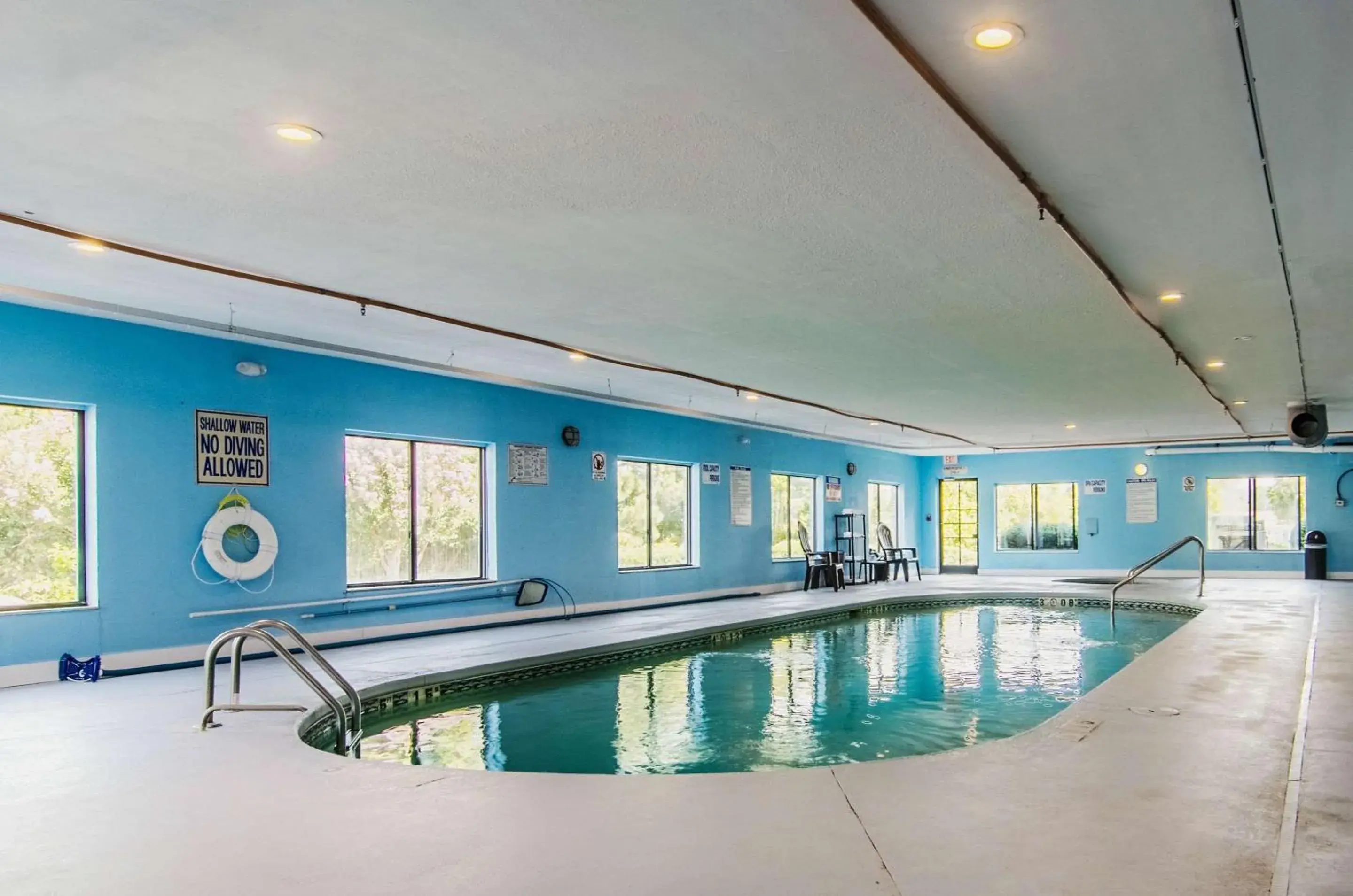 Swimming pool in Quality Suites Graham - Burlington South Swimming pool in Quality Suites Graham - Burlington South