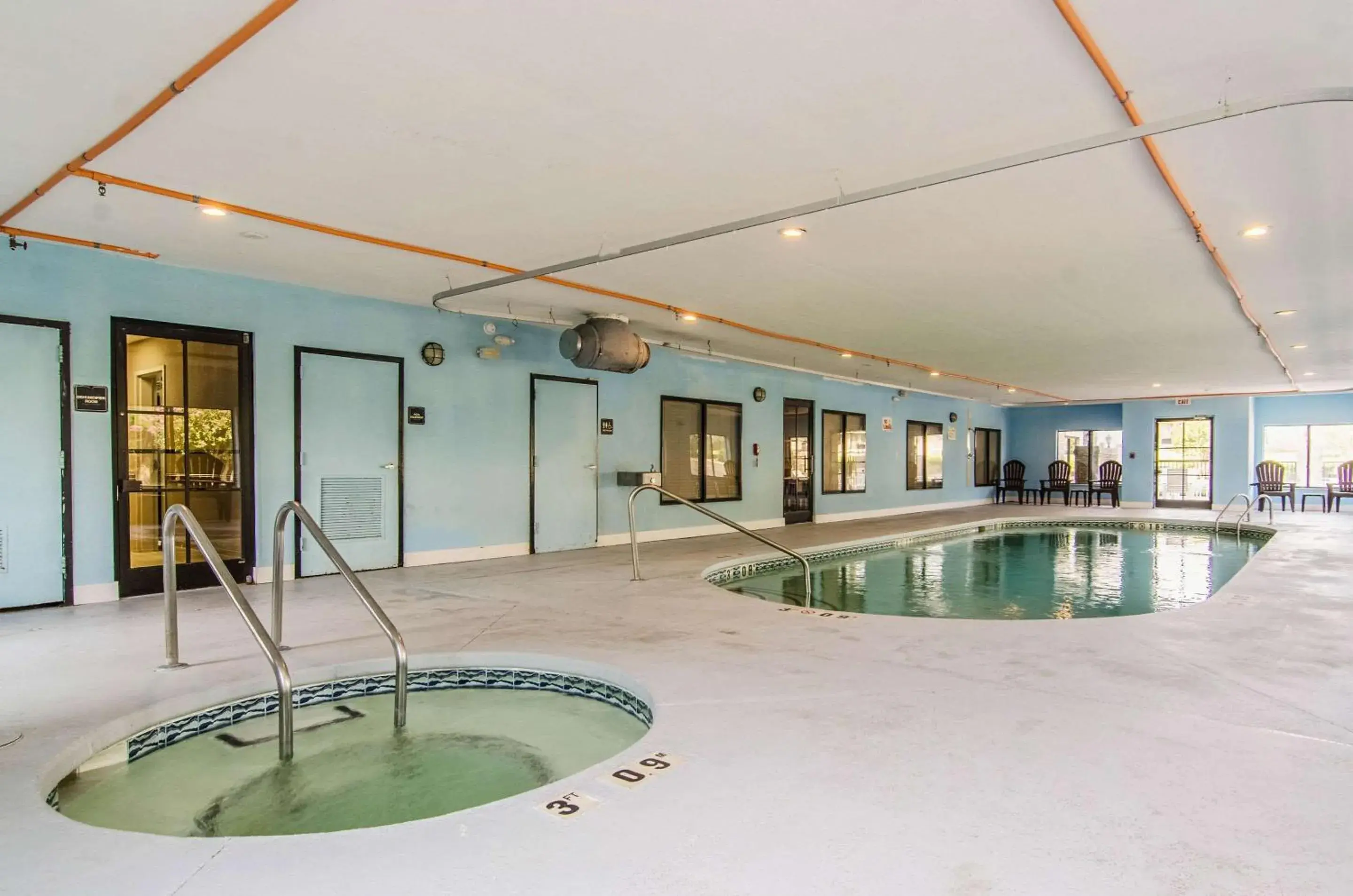 Swimming pool in Quality Suites Graham - Burlington South Swimming pool in Quality Suites Graham - Burlington South