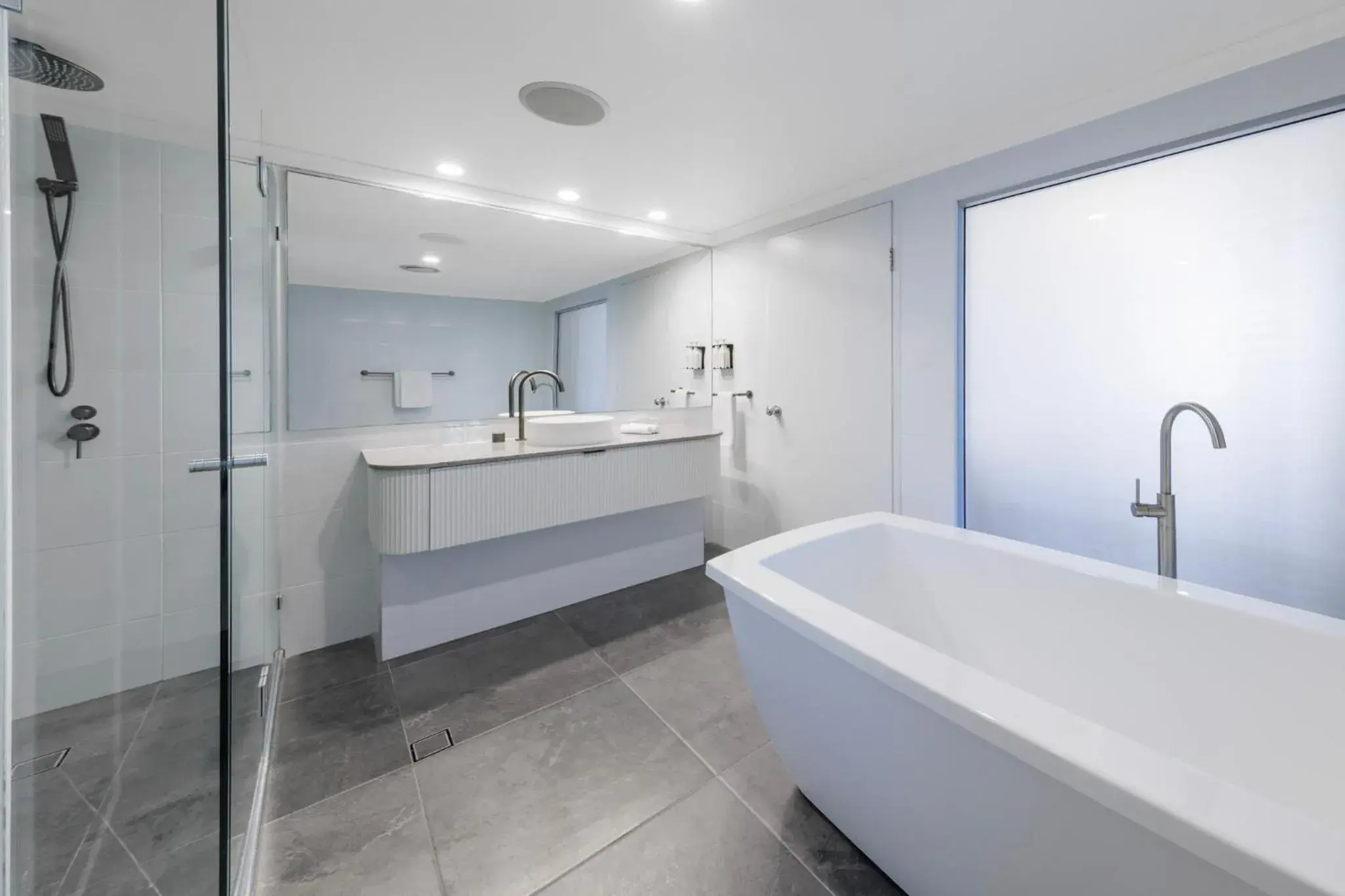 Bathroom in Hotel Grand Chancellor Brisbane Bathroom in Hotel Grand Chancellor Brisbane