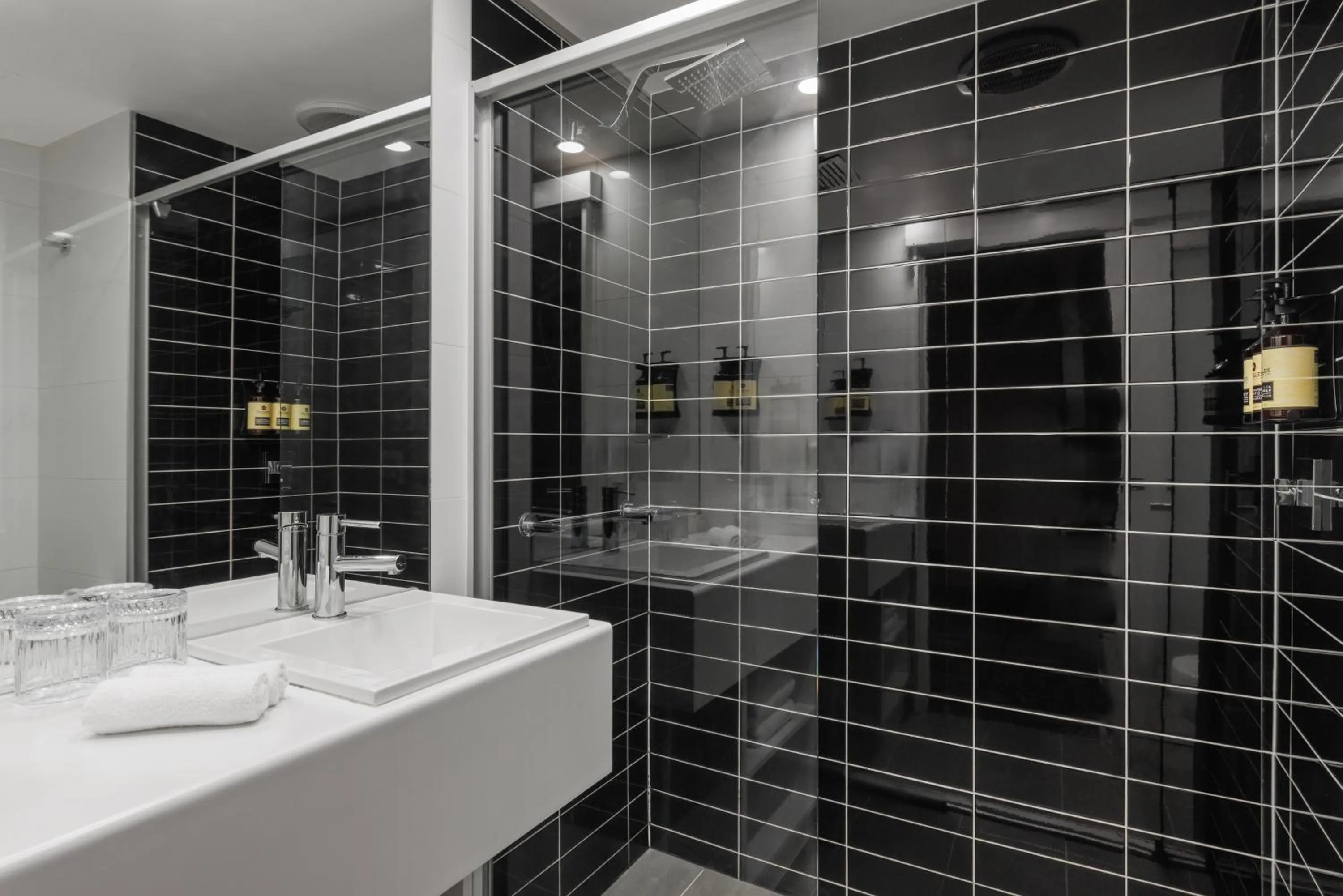 Shower in Hotel Grand Chancellor Brisbane