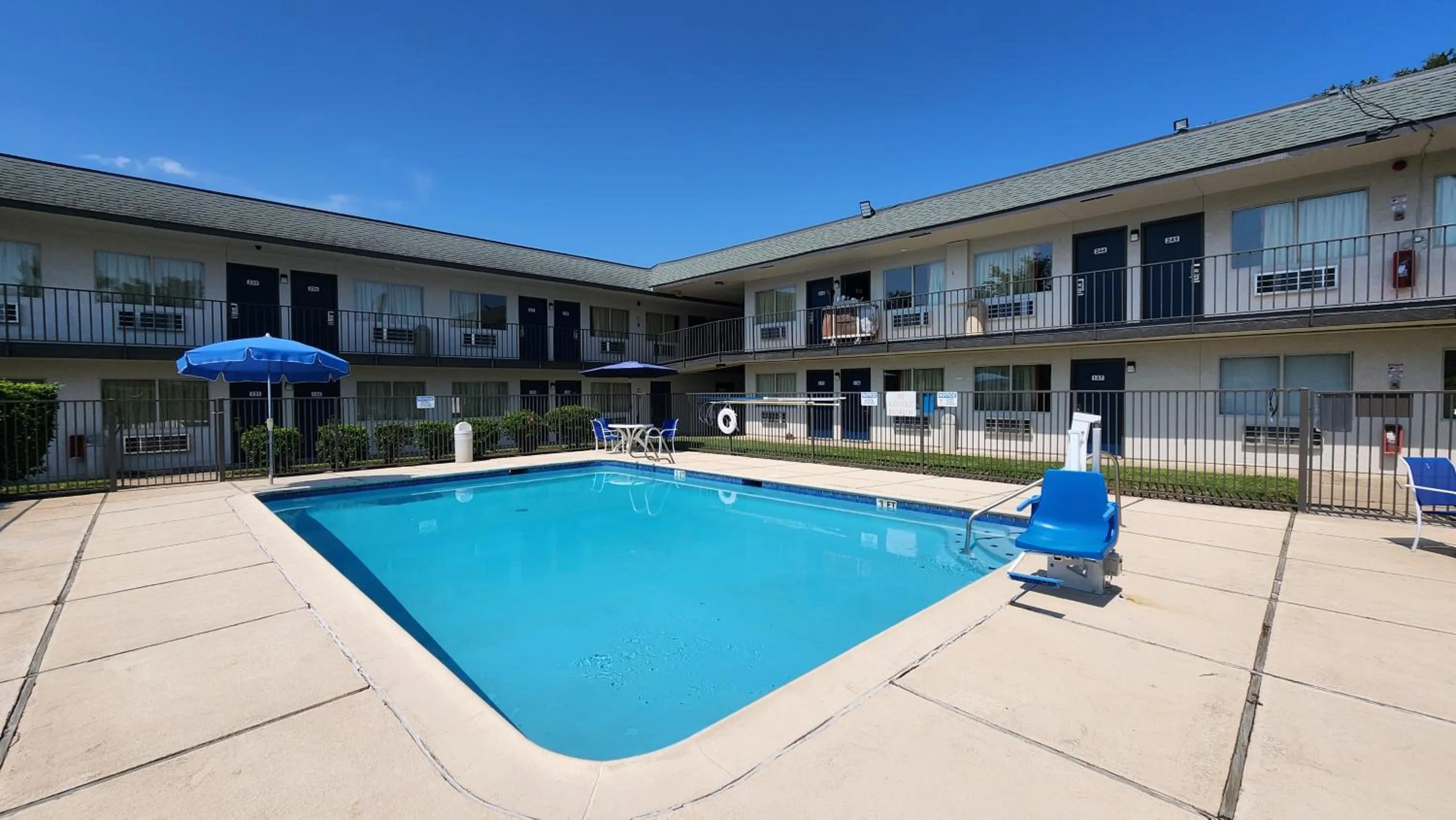 Property building in Motel 6-Conroe, TX