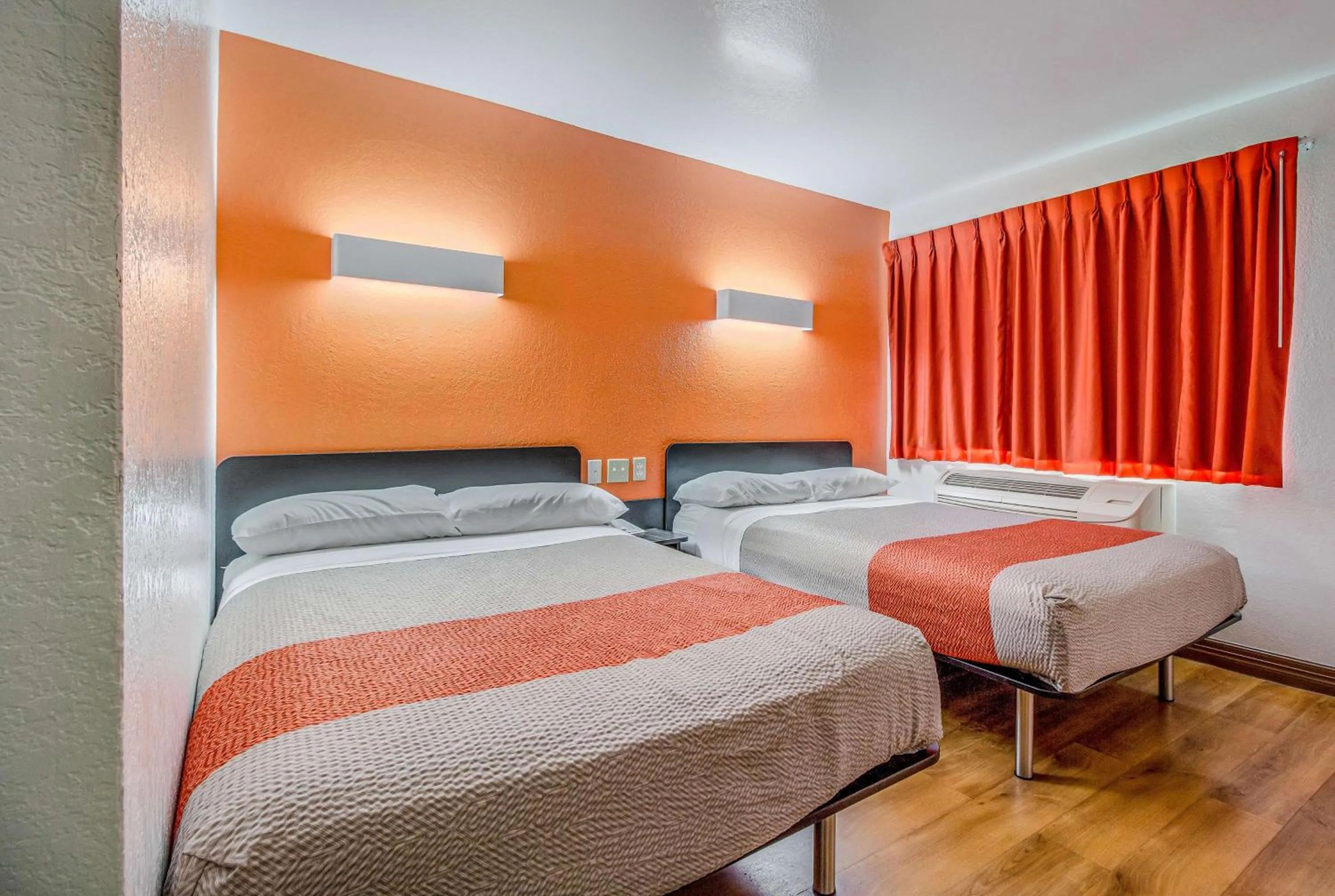 Photo of the whole room, Bed in Motel 6-Conroe, TX