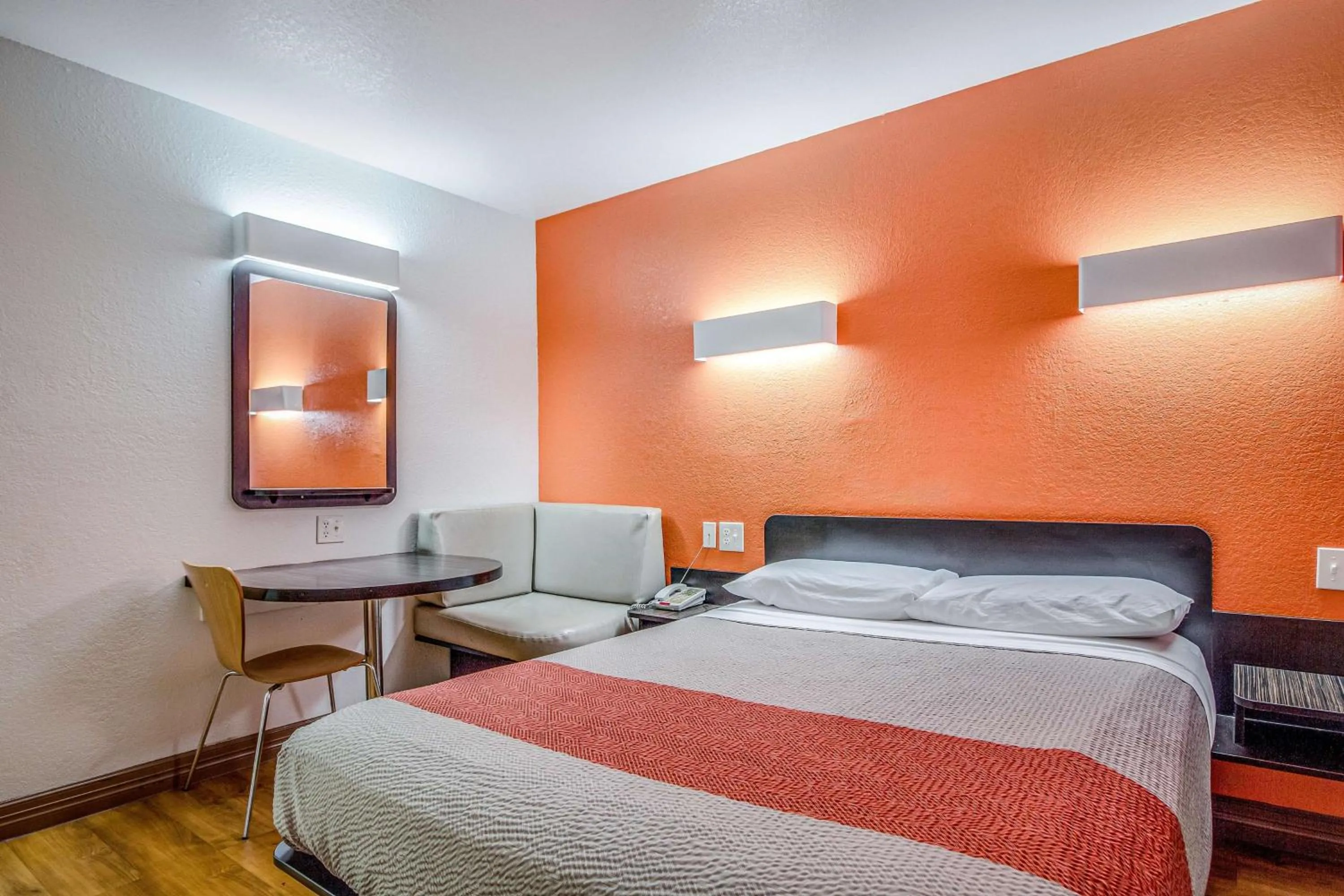 Photo of the whole room, Bed in Motel 6-Conroe, TX