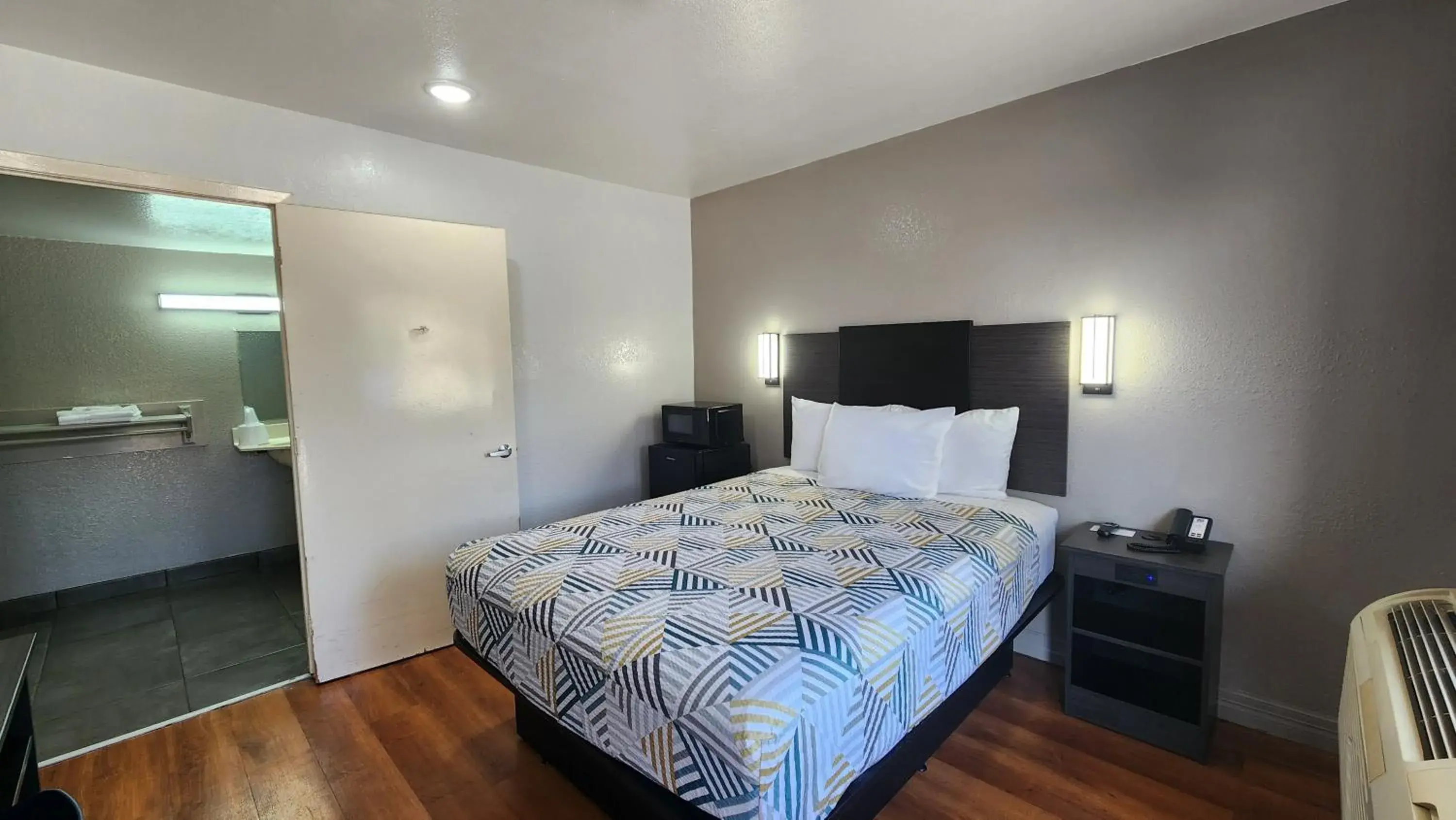 Deluxe Queen Room - Disability Access- Non-Smoking in Motel 6-Conroe, TX Deluxe Queen Room - Disability Access- Non-Smoking in Motel 6-Conroe, TX