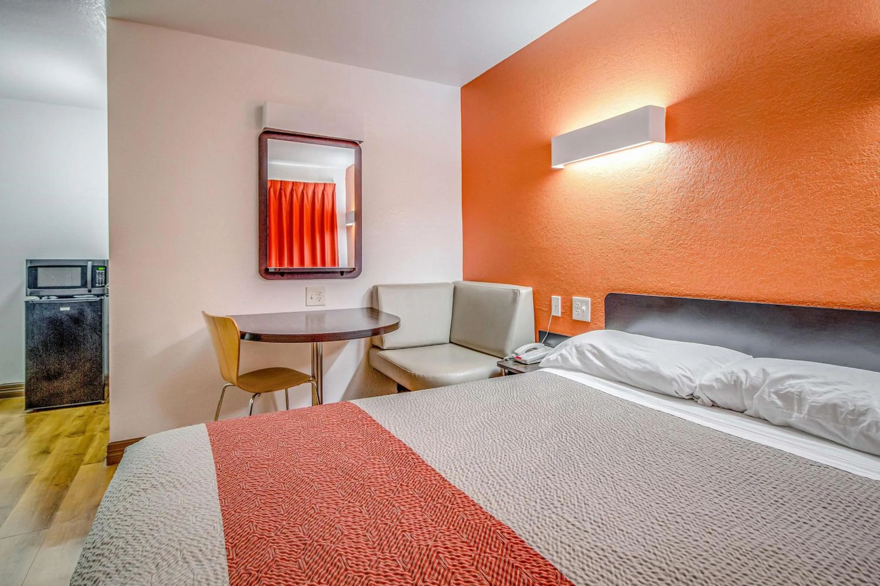 Photo of the whole room, Bed in Motel 6-Conroe, TX