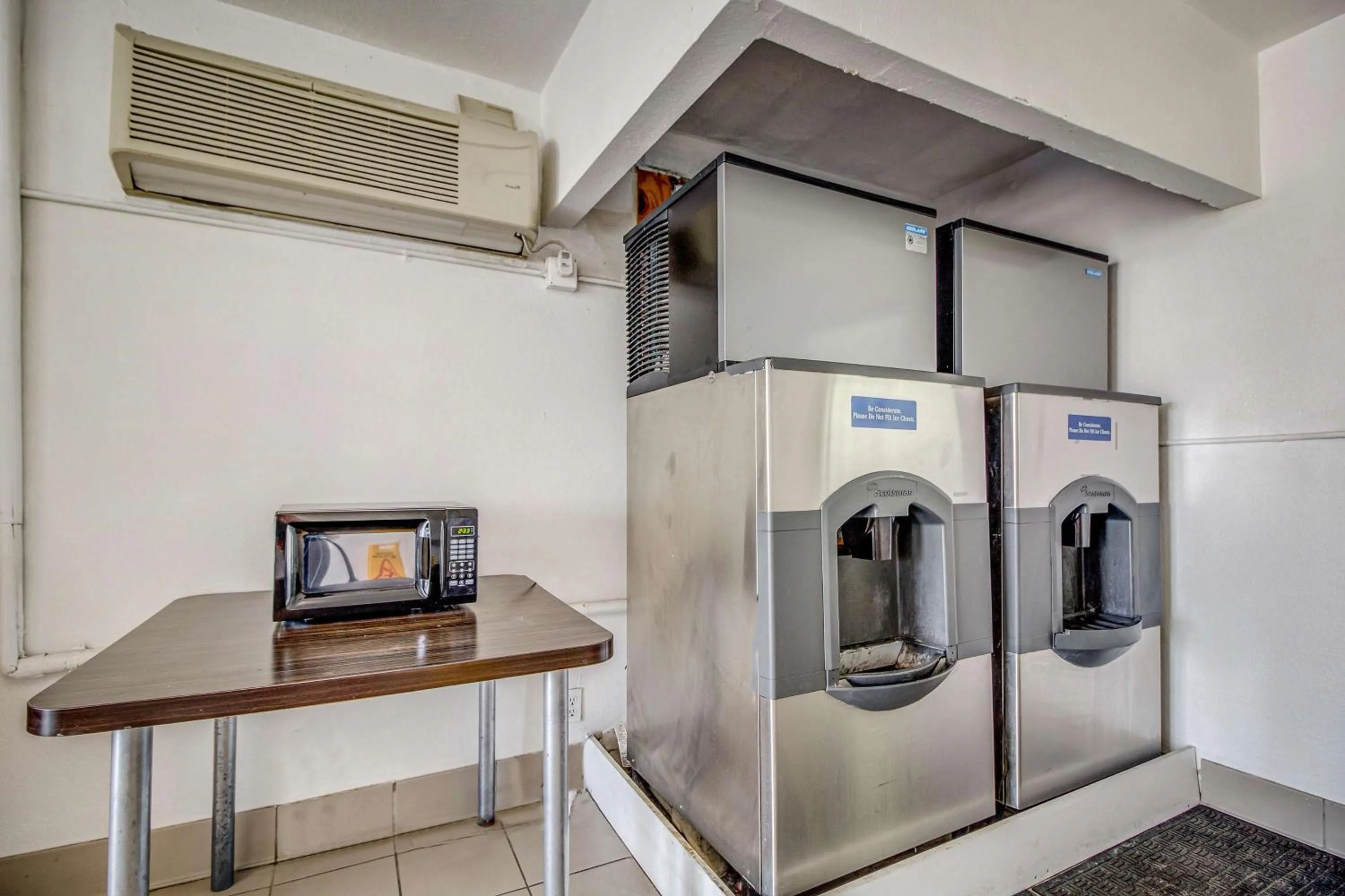 Property building in Motel 6-Conroe, TX