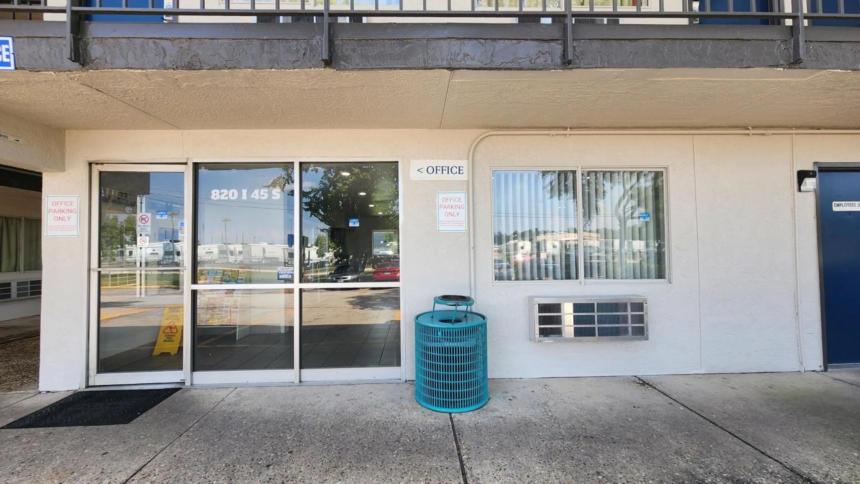 Property building in Motel 6-Conroe, TX