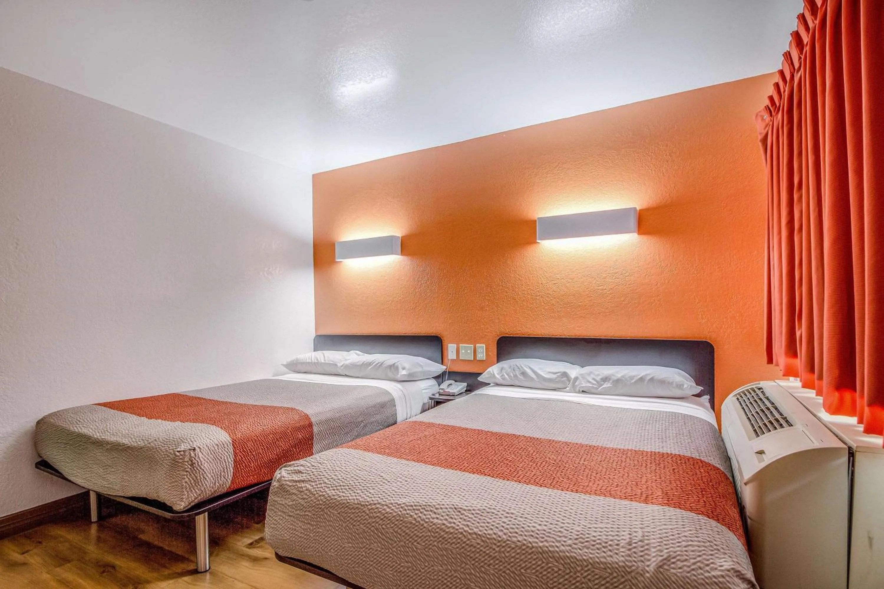 Photo of the whole room, Bed in Motel 6-Conroe, TX