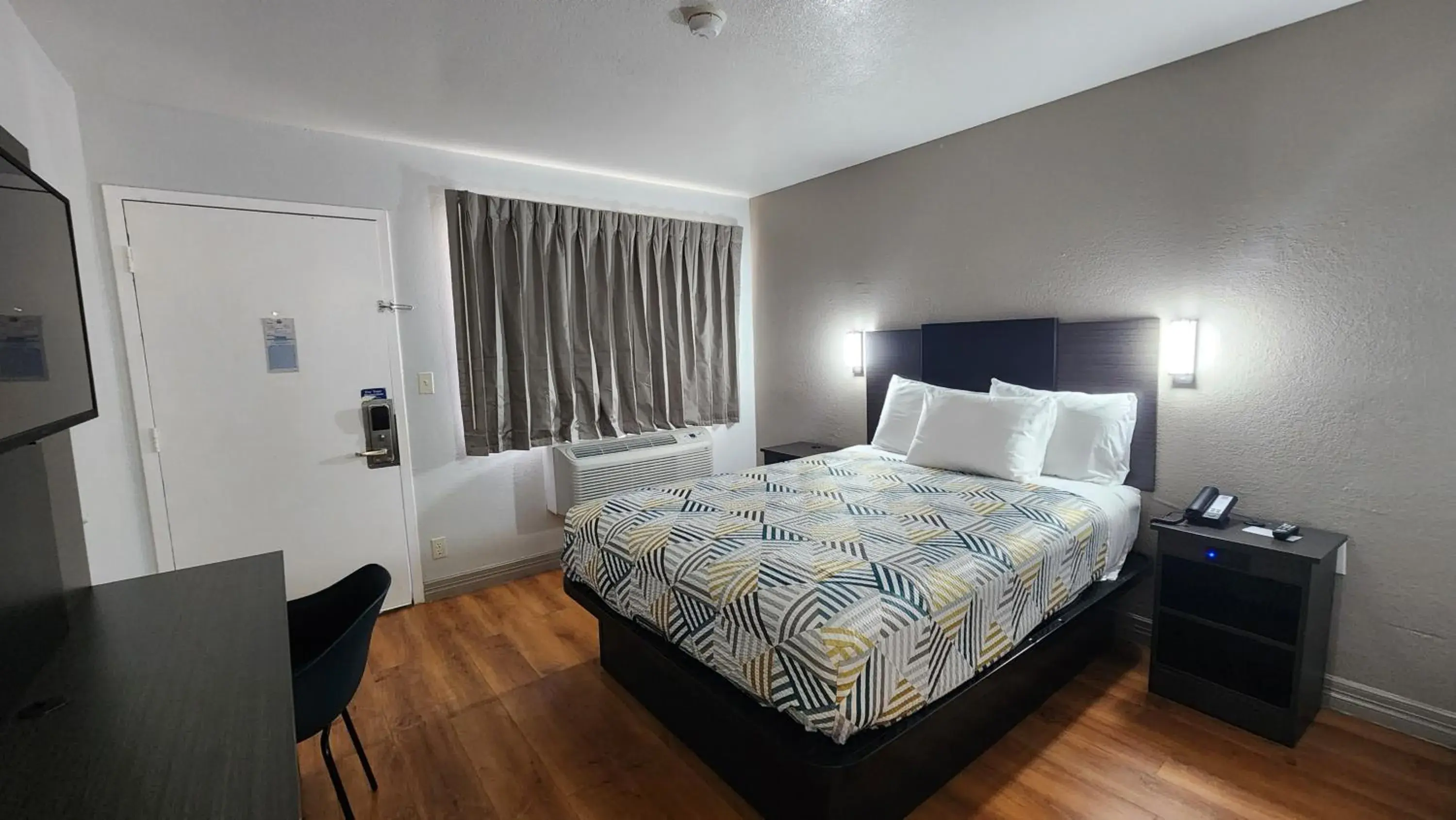 Deluxe Queen Room - Disability Access- Non-Smoking in Motel 6-Conroe, TX Deluxe Queen Room - Disability Access- Non-Smoking in Motel 6-Conroe, TX