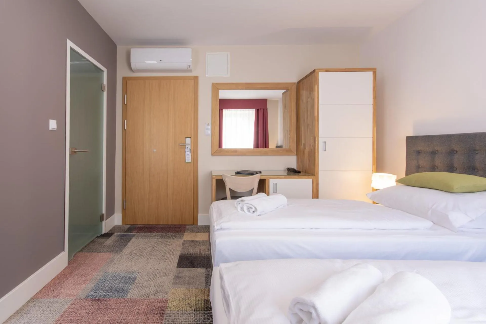 Photo of the whole room in Marina Pallatium Premium Floor