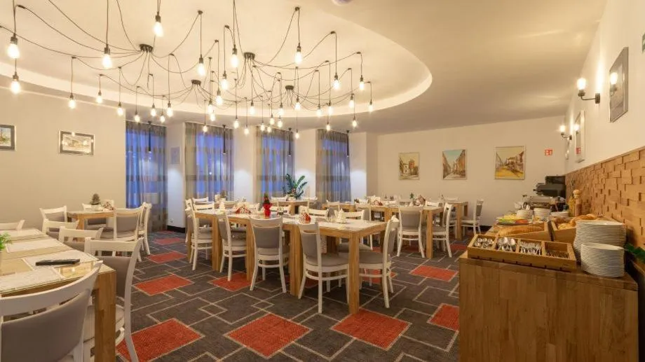 Restaurant/places to eat in Marina Pallatium Premium Floor