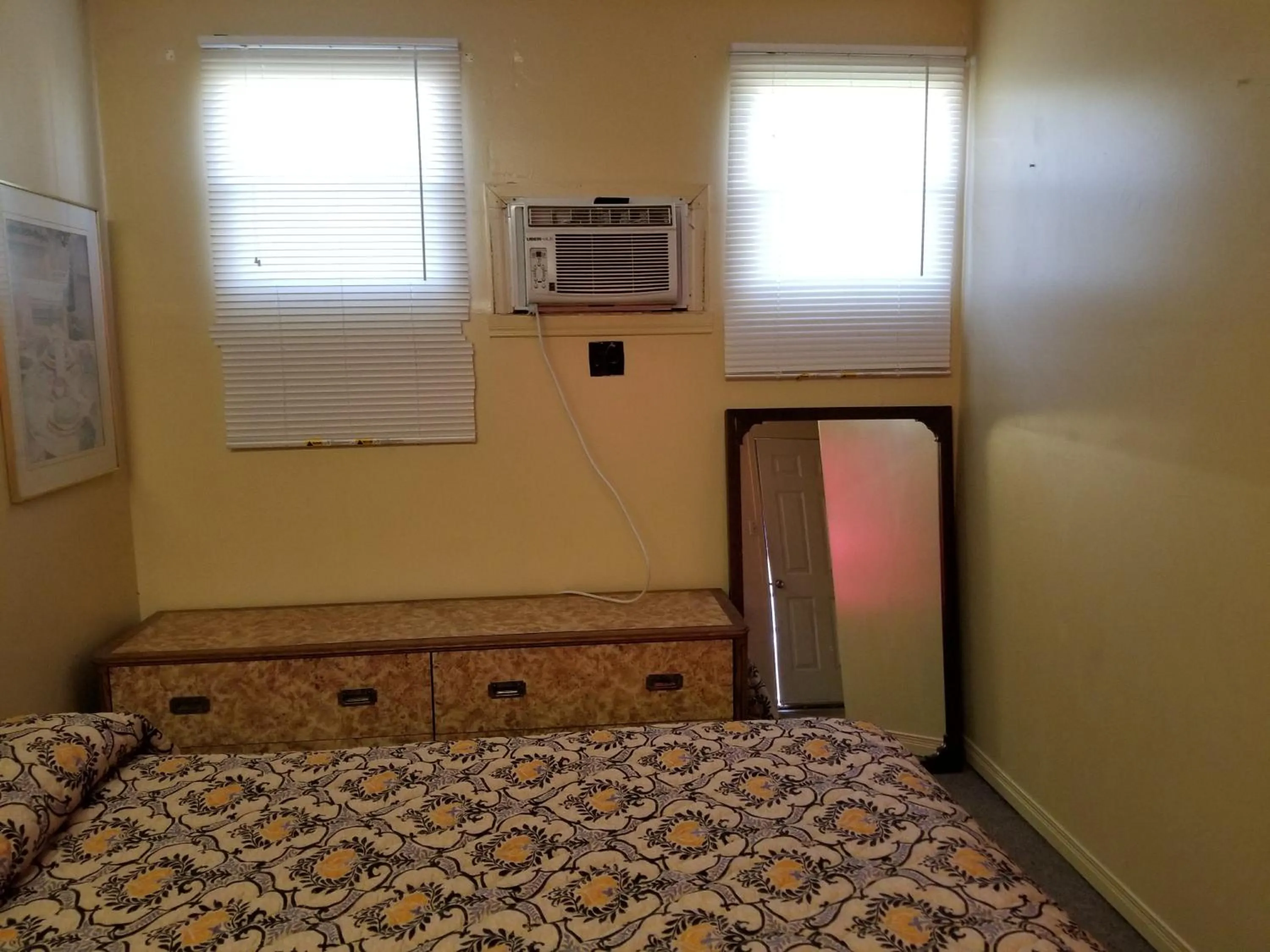 Bed in Motel Montreal