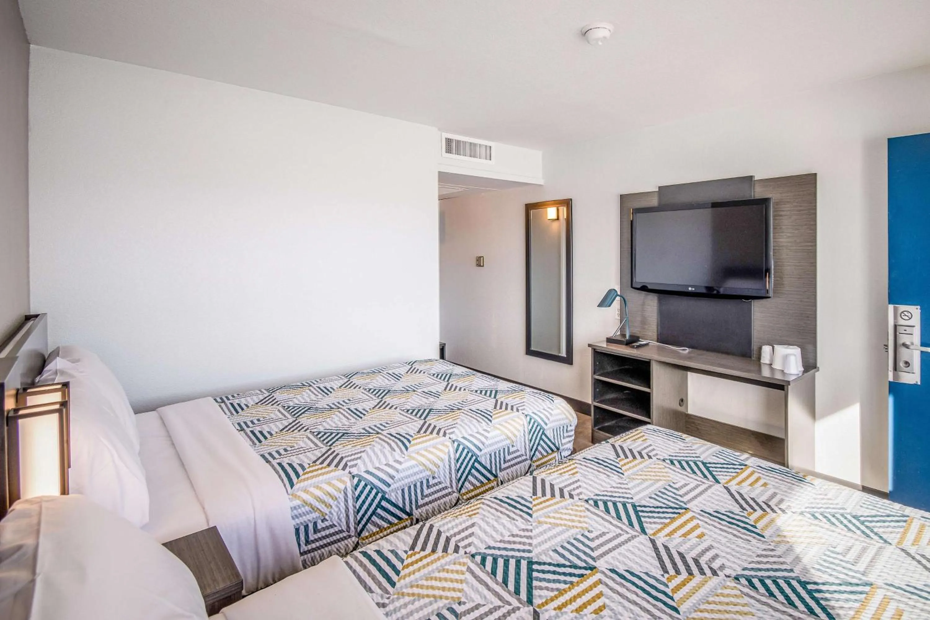 Photo of the whole room, Bed in Motel 6-Elko, NV