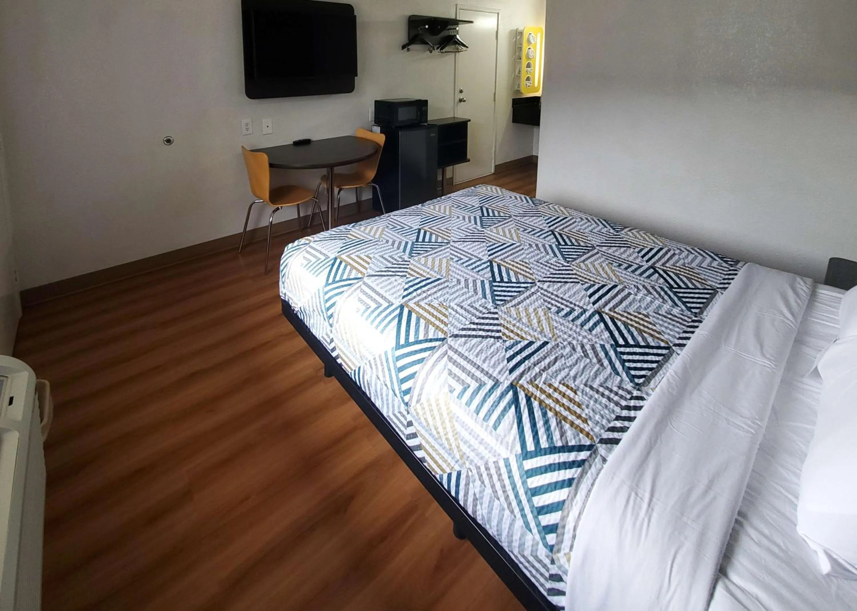 Bedroom, Bed in Motel 6-Bellmead, TX - Waco