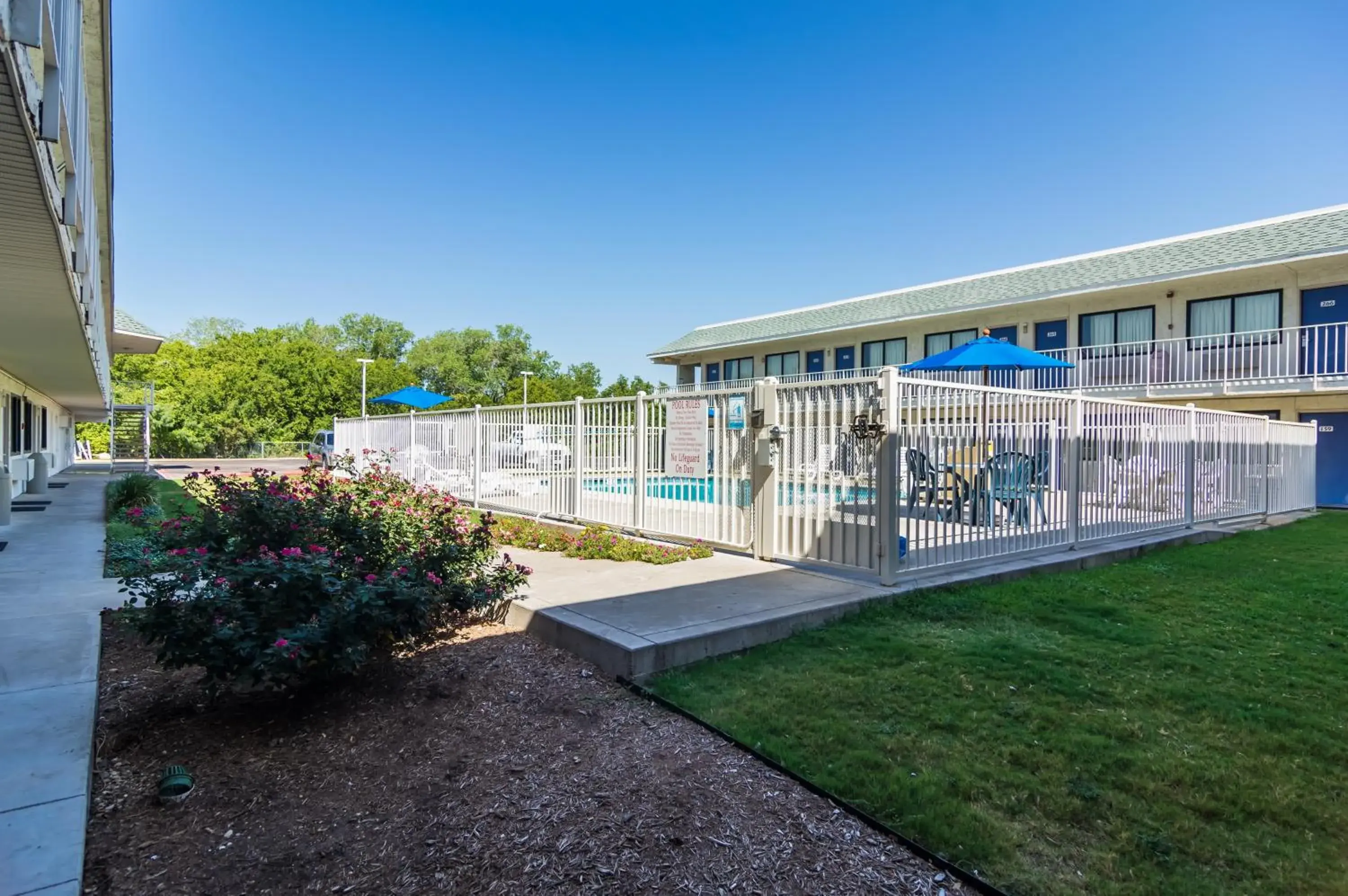Swimming pool in Motel 6-Bellmead, TX - Waco Swimming pool in Motel 6-Bellmead, TX - Waco