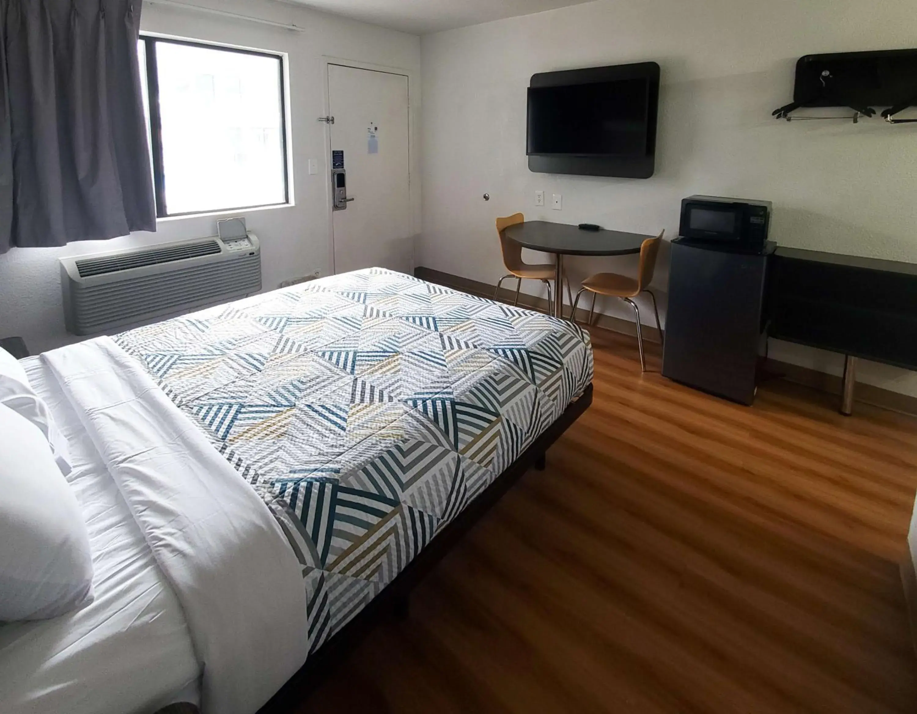 Bedroom, Bed in Motel 6-Bellmead, TX - Waco Bedroom, Bed in Motel 6-Bellmead, TX - Waco