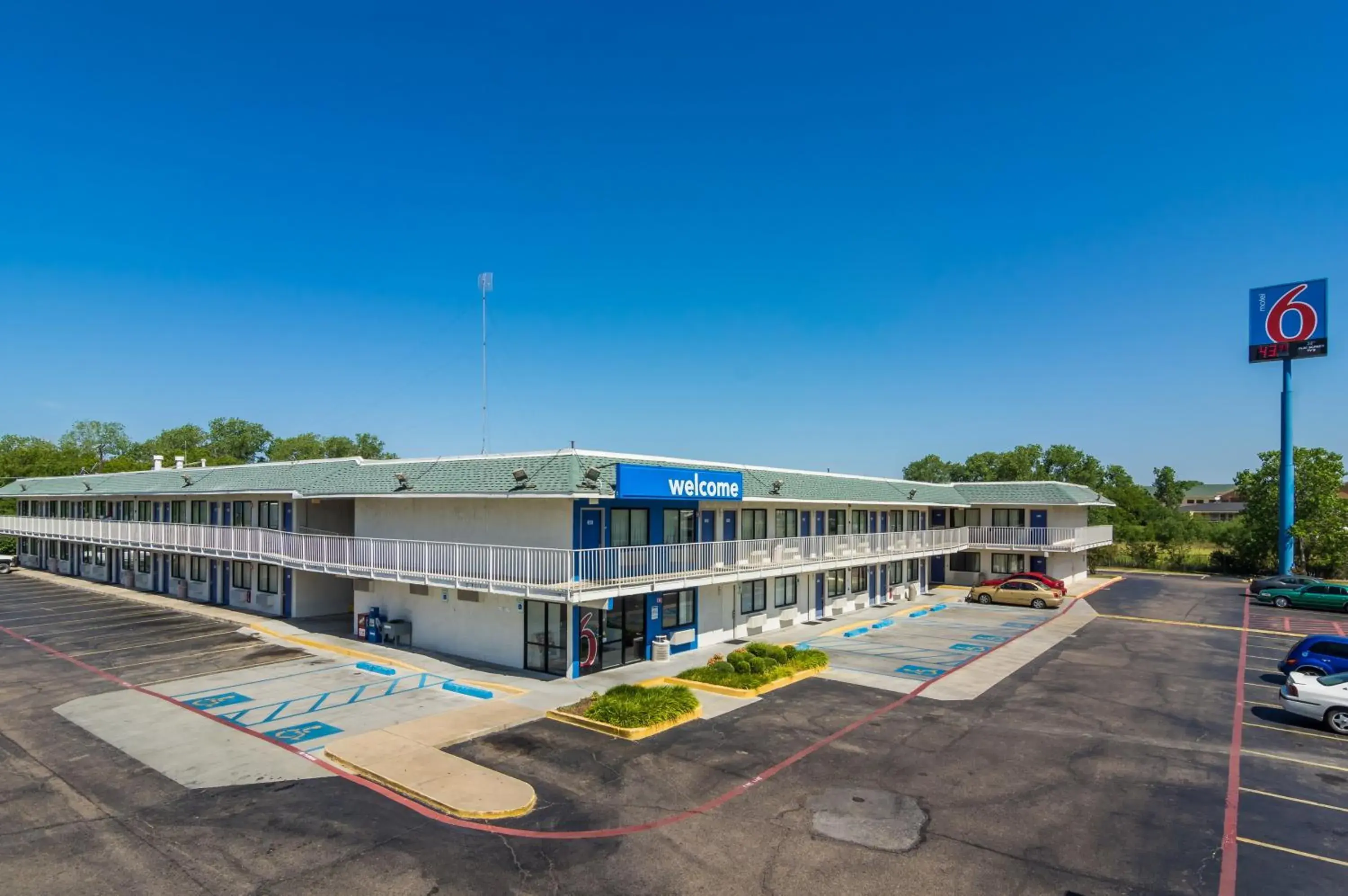 Property building in Motel 6-Bellmead, TX - Waco Property building in Motel 6-Bellmead, TX - Waco