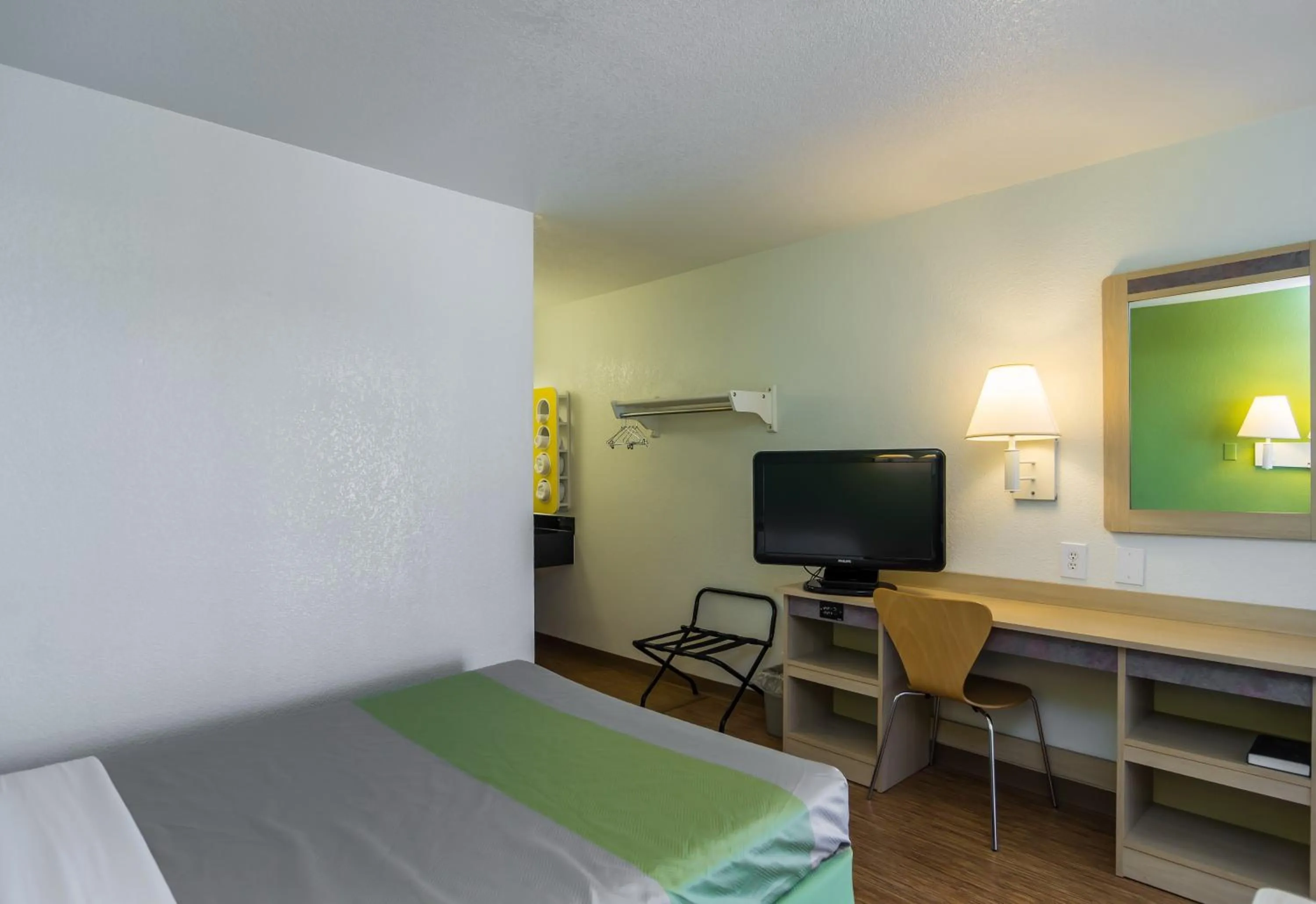 Bedroom, Bed in Motel 6-Bellmead, TX - Waco