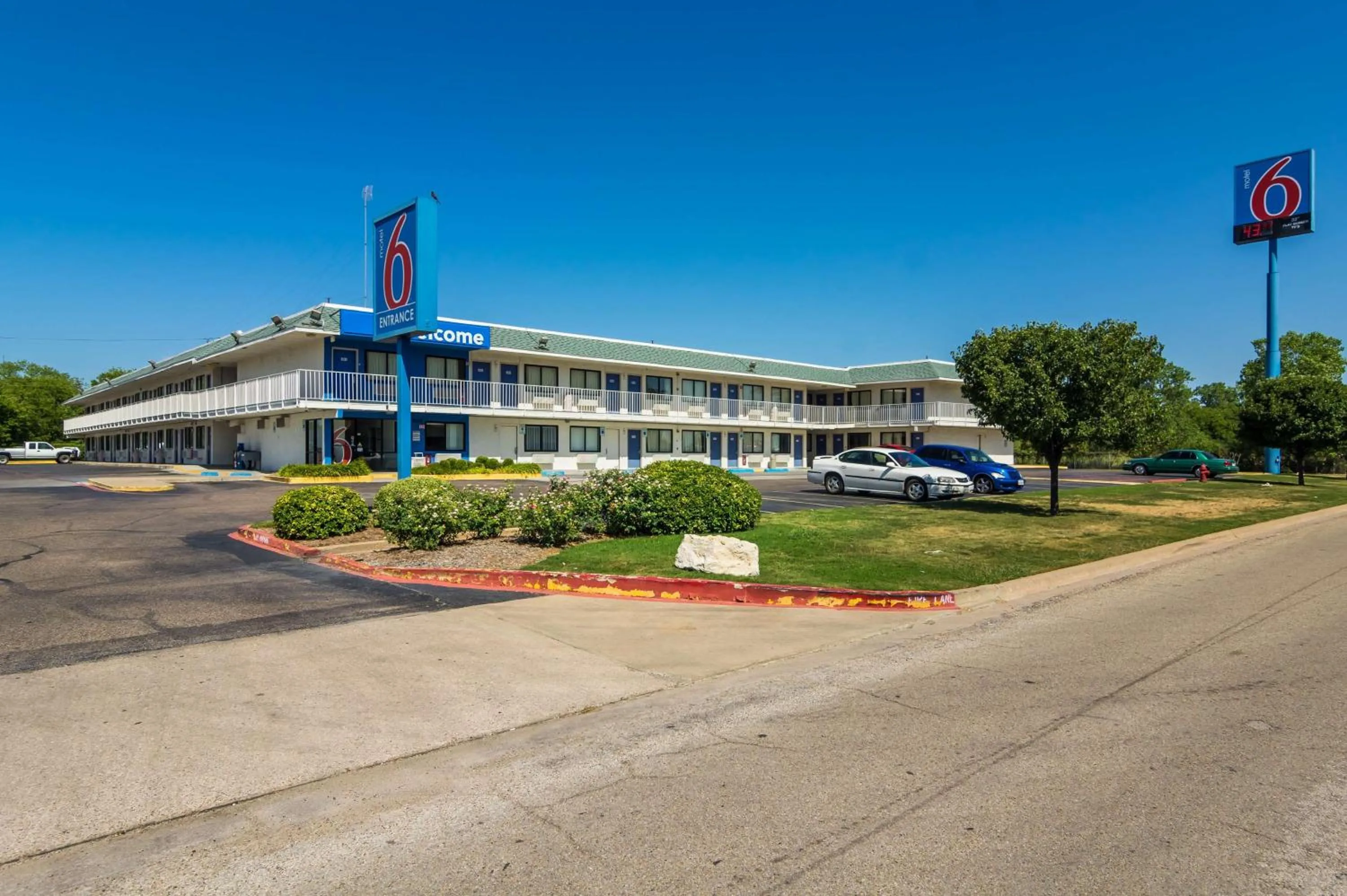 Property building in Motel 6-Bellmead, TX - Waco