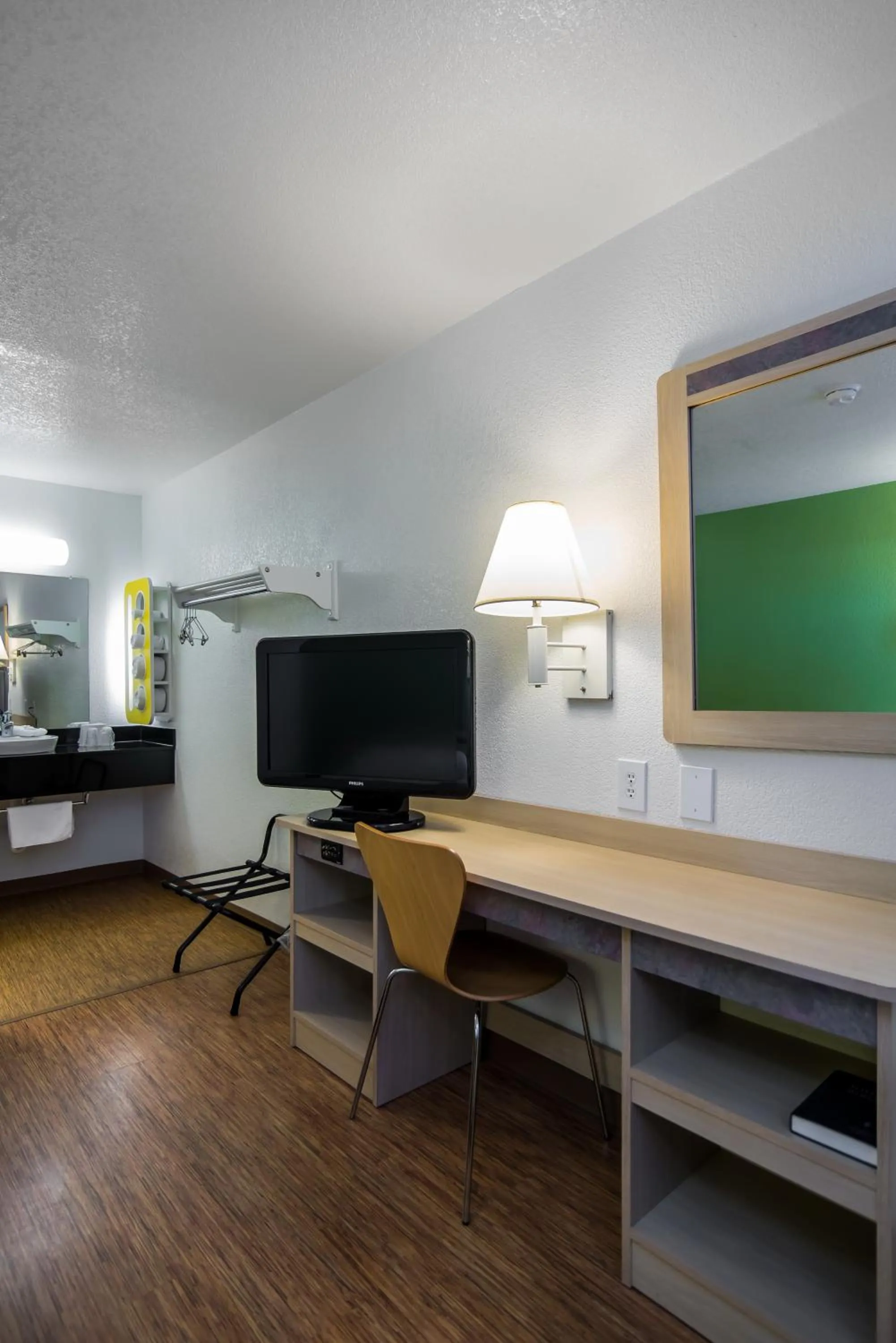 TV and multimedia in Motel 6-Bellmead, TX - Waco