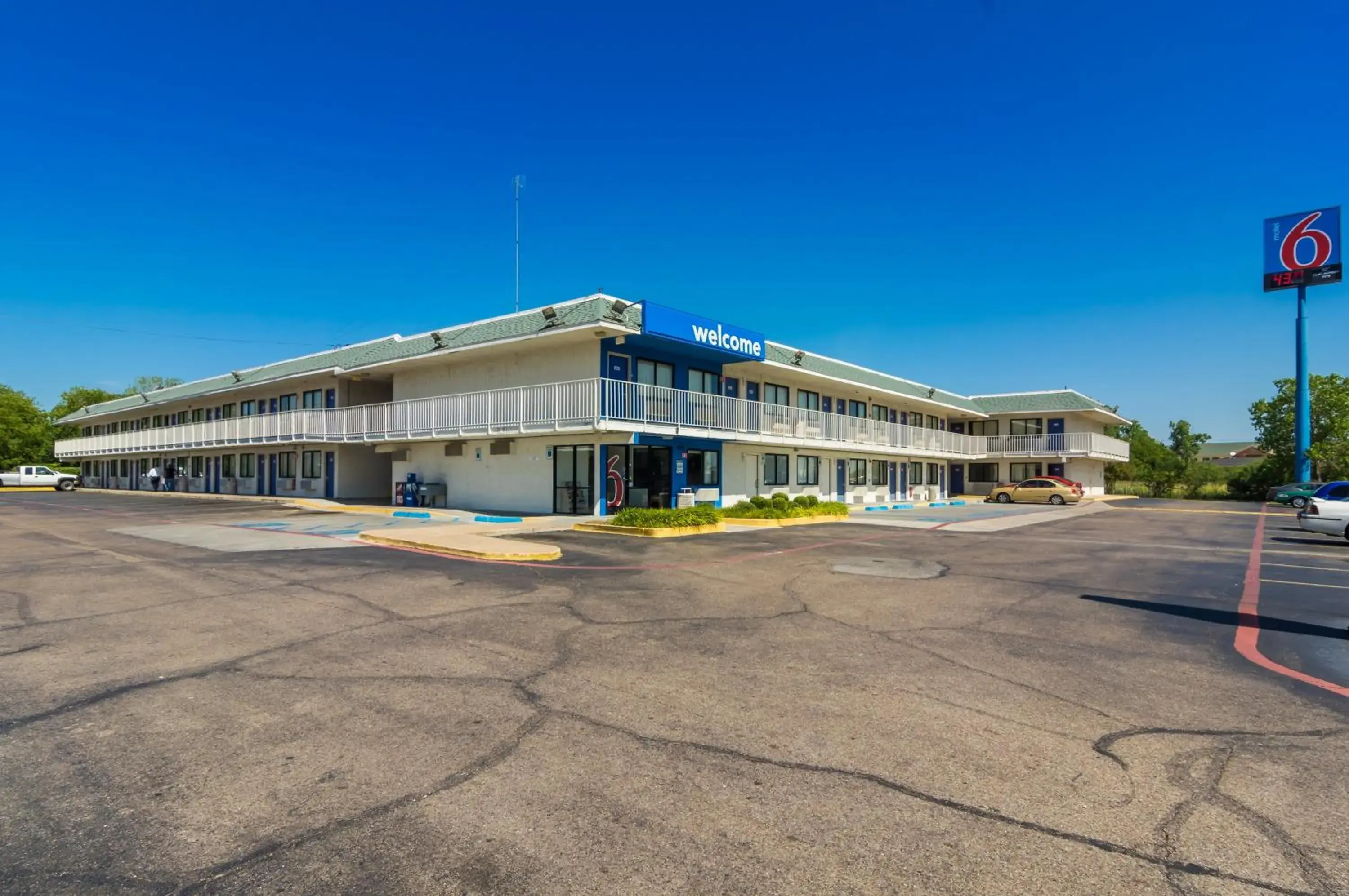 Property building in Motel 6-Bellmead, TX - Waco Property building in Motel 6-Bellmead, TX - Waco