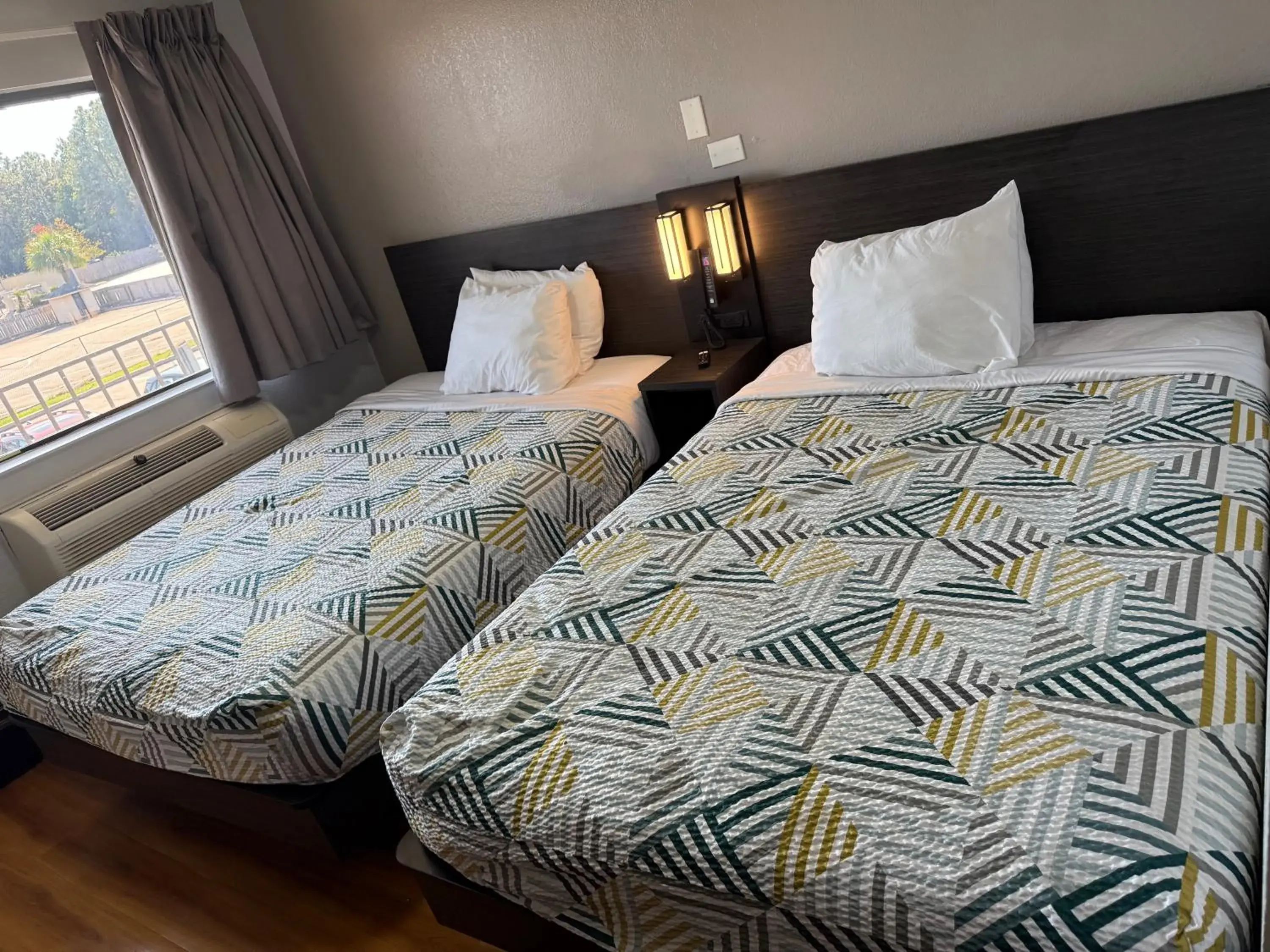 Bedroom, Bed in Motel 6 Gulfport, MS Airport Bedroom, Bed in Motel 6 Gulfport, MS Airport