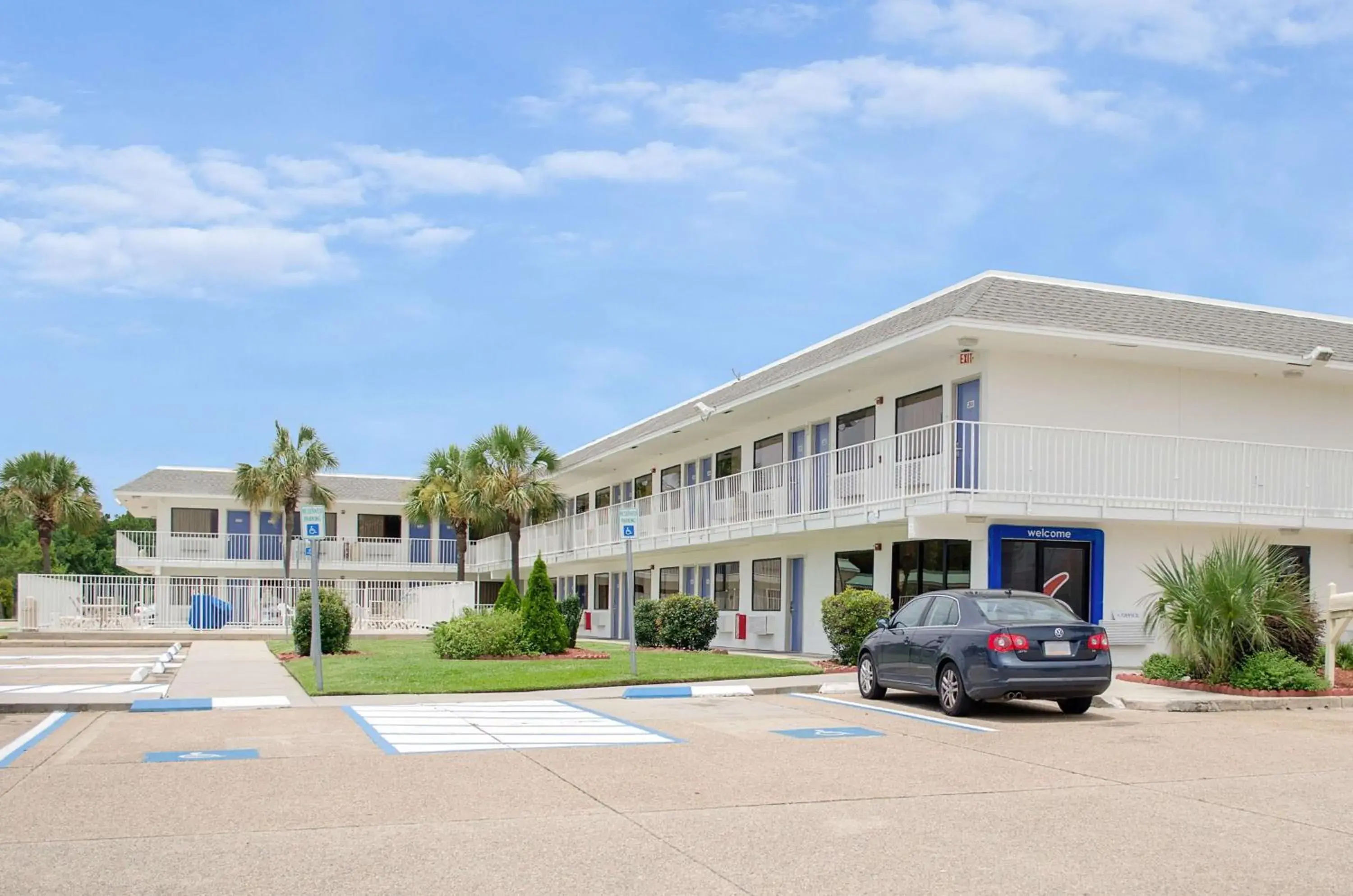 Property building in Motel 6 Gulfport, MS Airport Property building in Motel 6 Gulfport, MS Airport