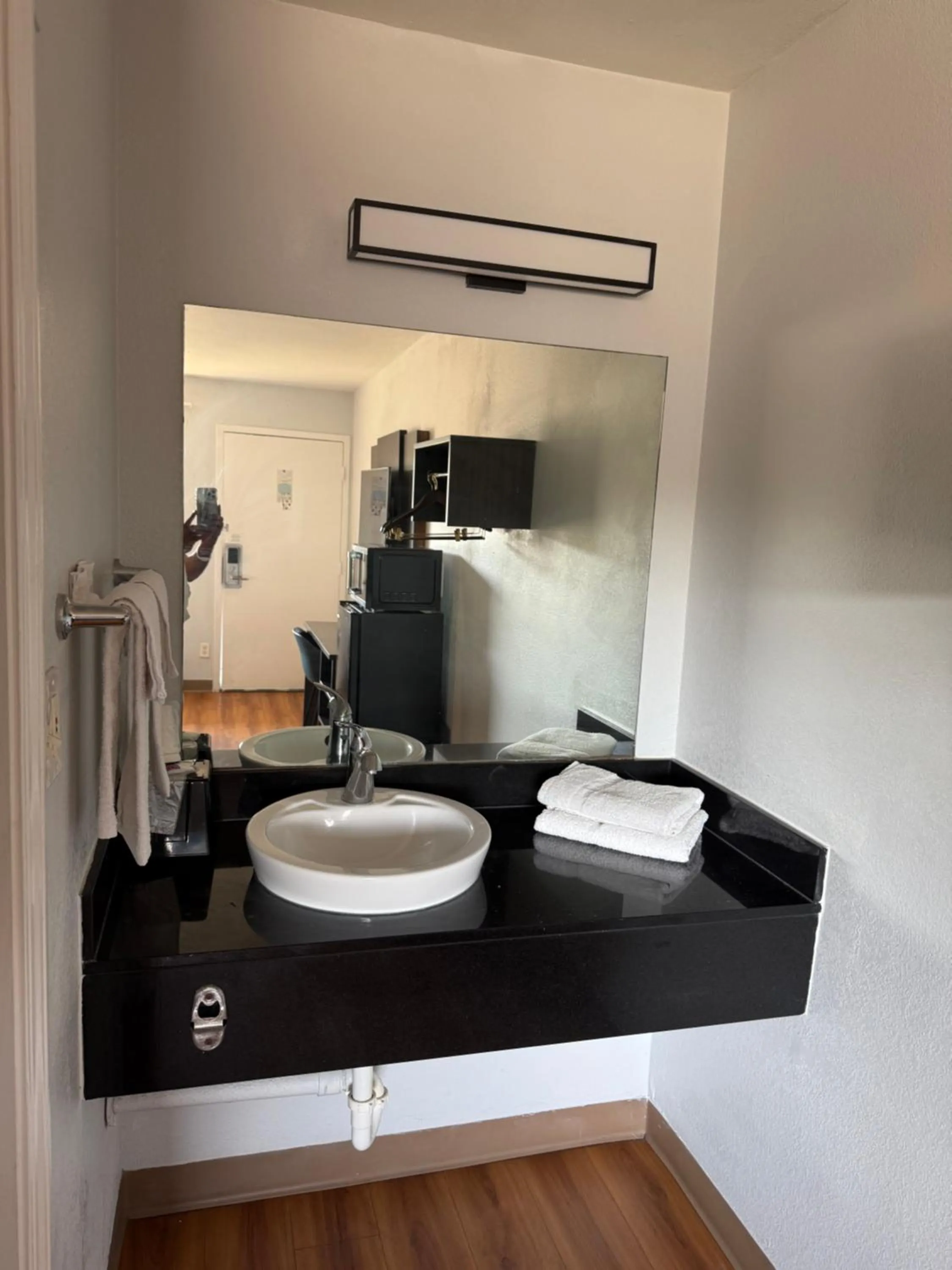 Bathroom in Motel 6 Gulfport, MS Airport