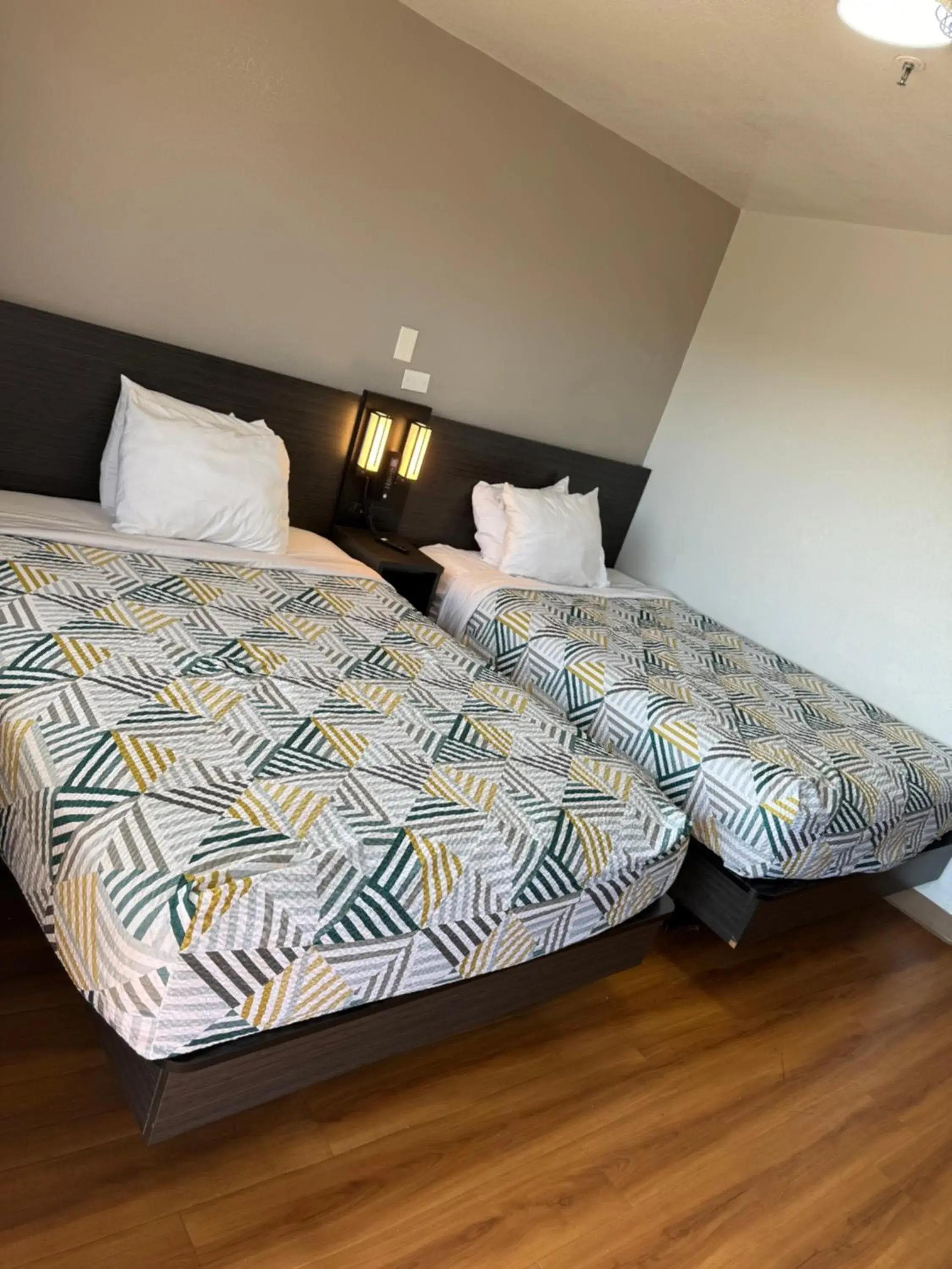 Bedroom, Bed in Motel 6 Gulfport, MS Airport Bedroom, Bed in Motel 6 Gulfport, MS Airport