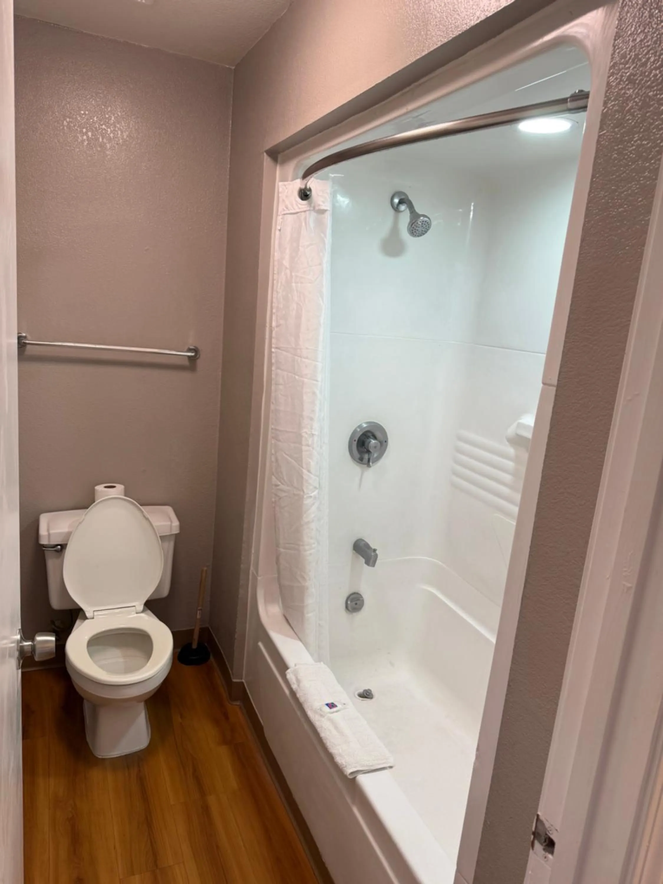 Bathroom in Motel 6 Gulfport, MS Airport