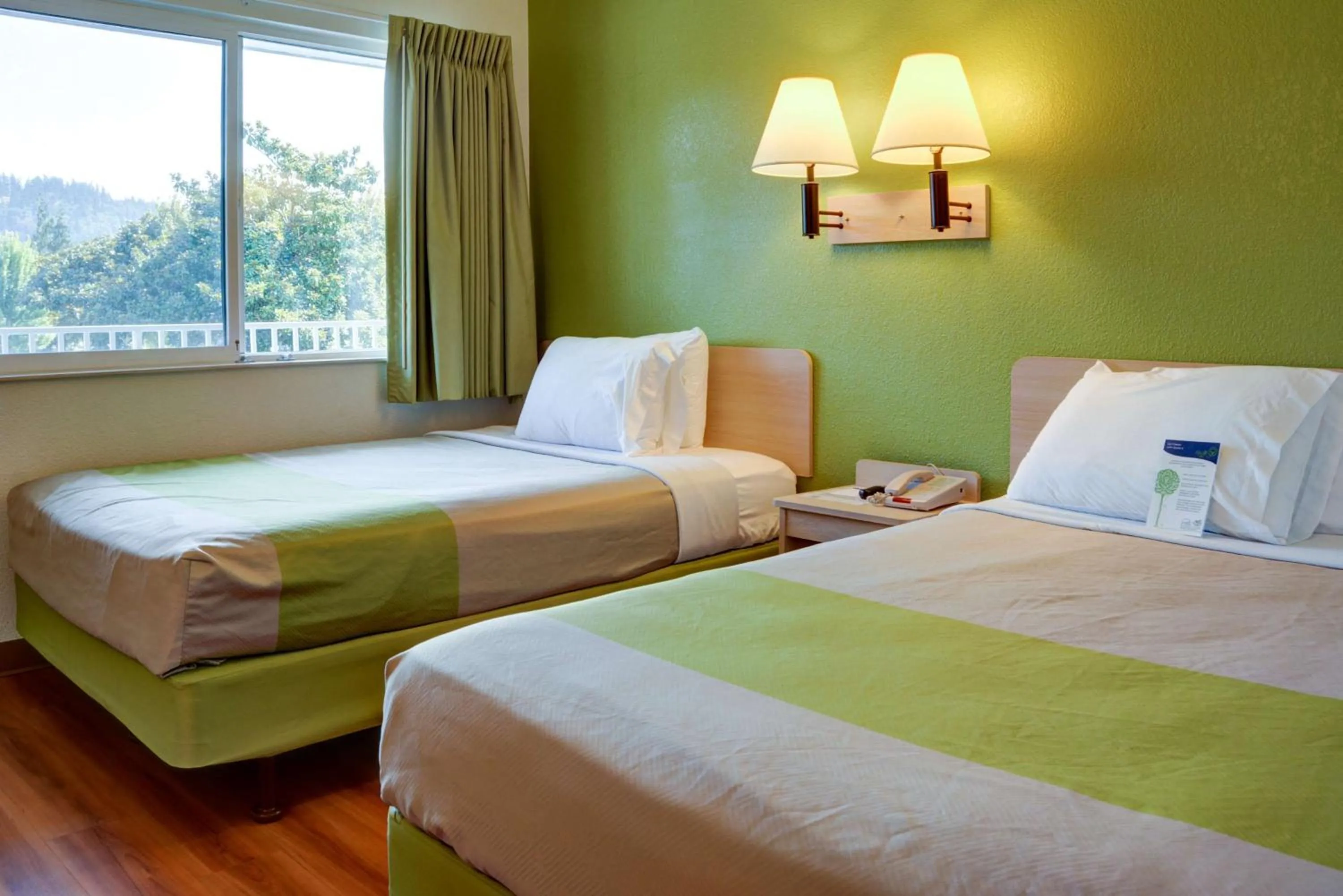 Bedroom, Bed in Motel 6-Springfield, OR - Eugene North