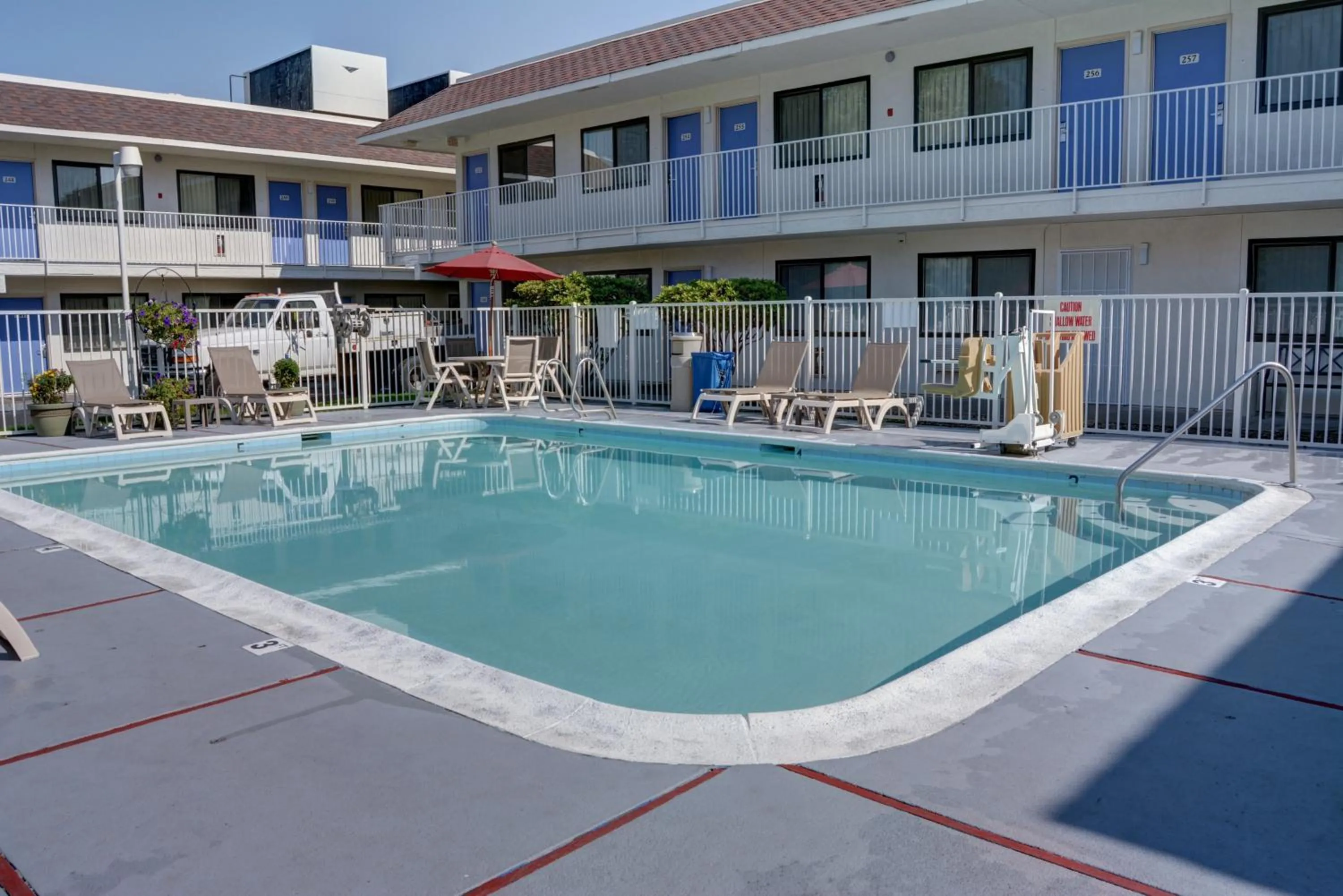 Swimming pool in Motel 6-Springfield, OR - Eugene North