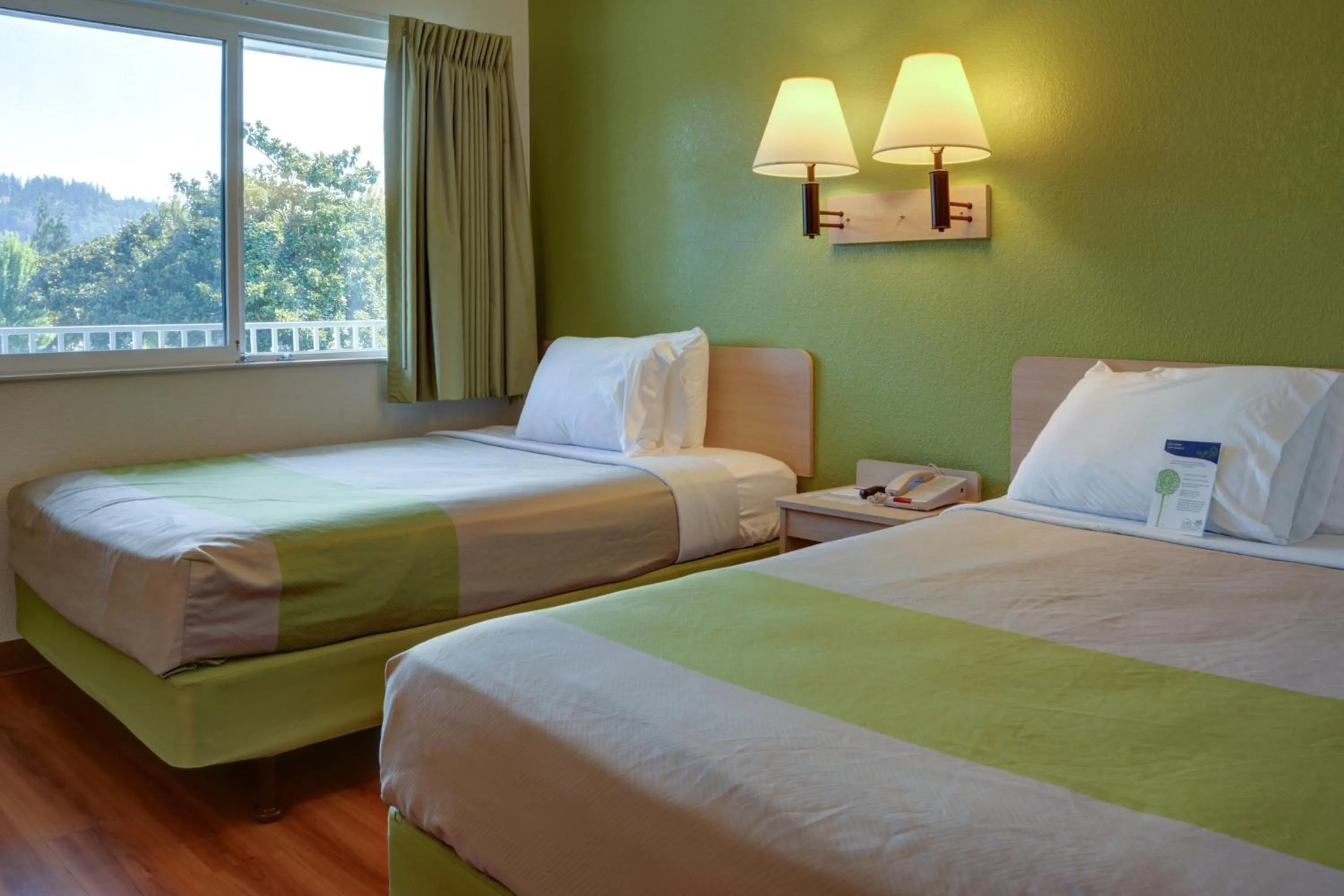 Bedroom, Bed in Motel 6-Springfield, OR - Eugene North