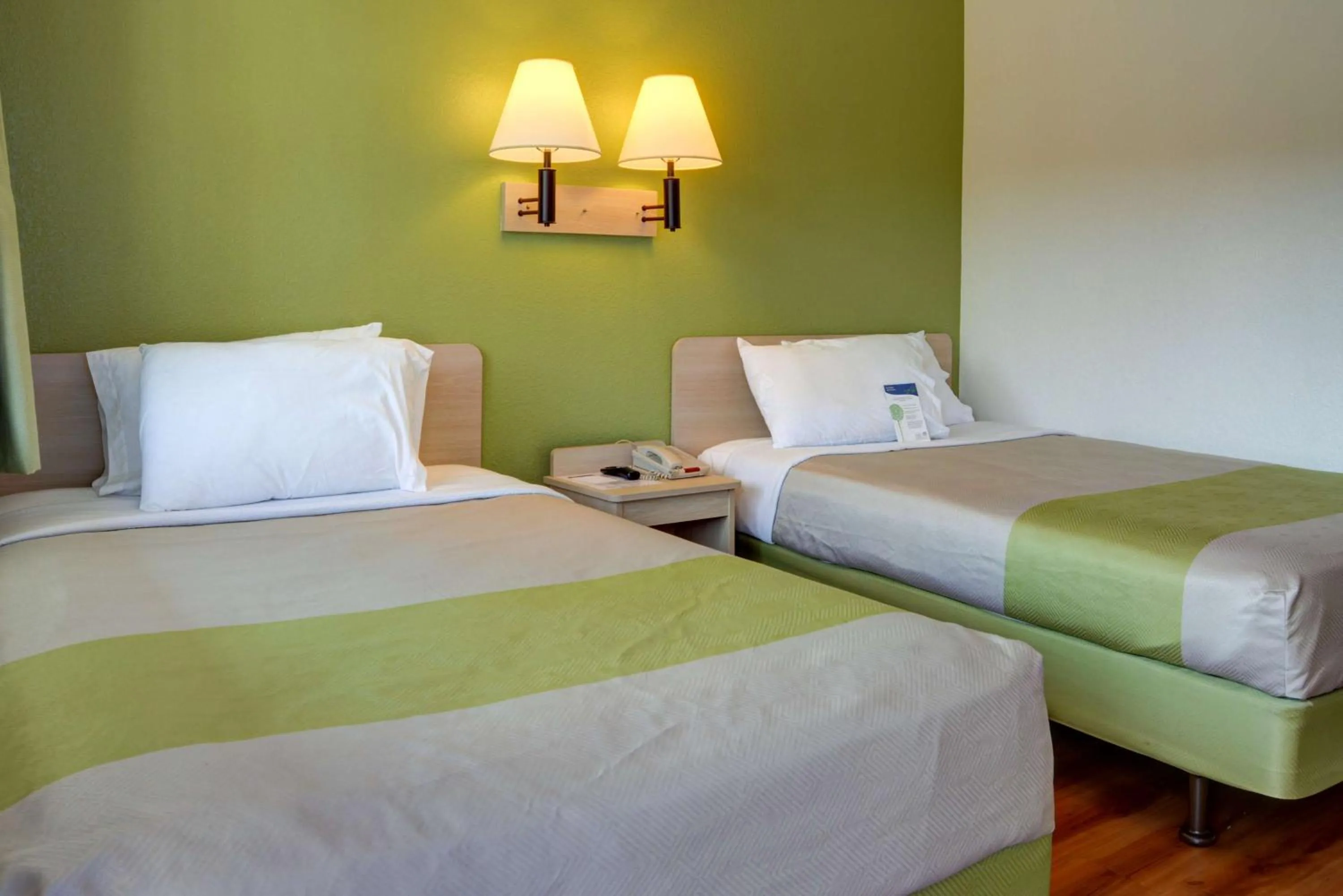 Bedroom, Bed in Motel 6-Springfield, OR - Eugene North