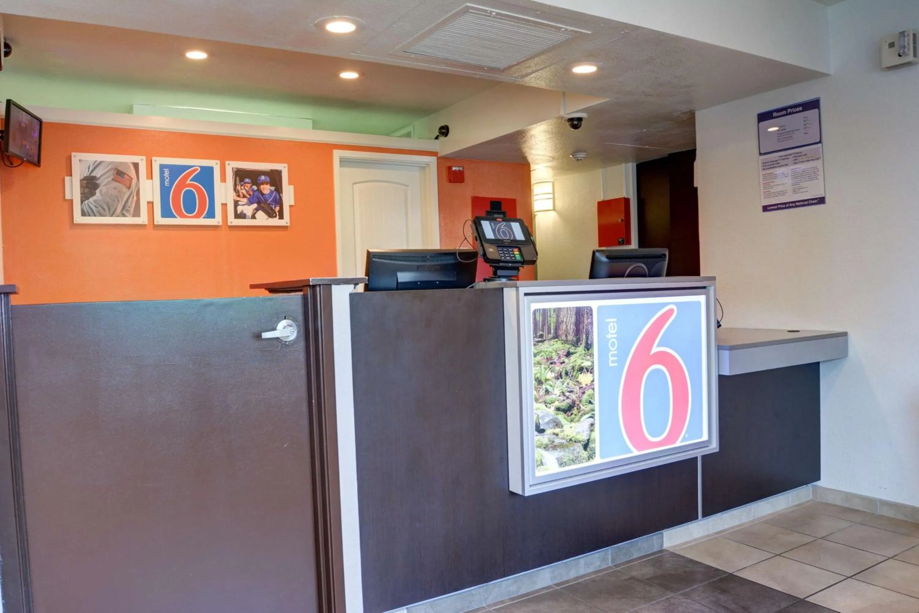 Lobby or reception in Motel 6-Springfield, OR - Eugene North
