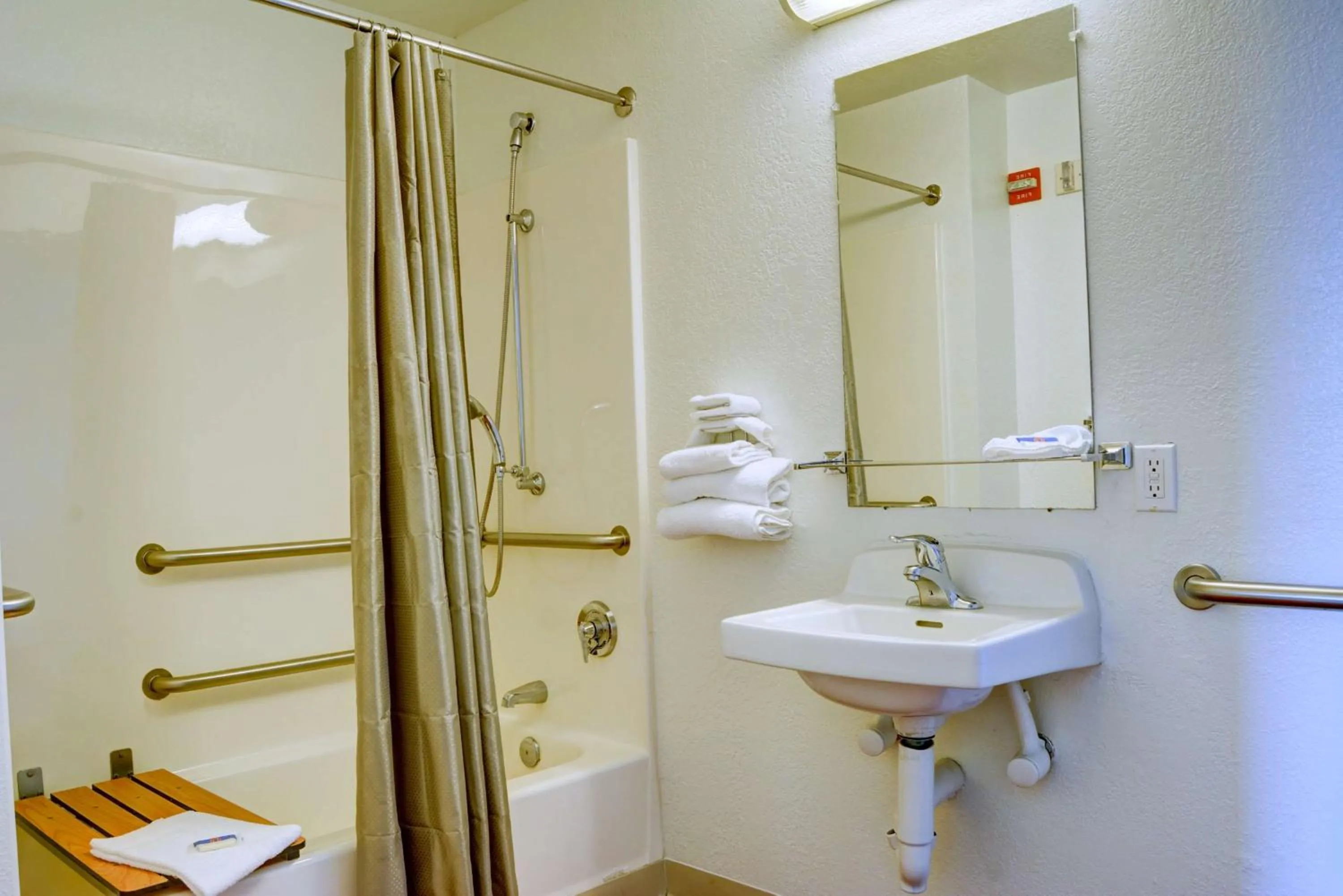 Bathroom in Motel 6-Springfield, OR - Eugene North