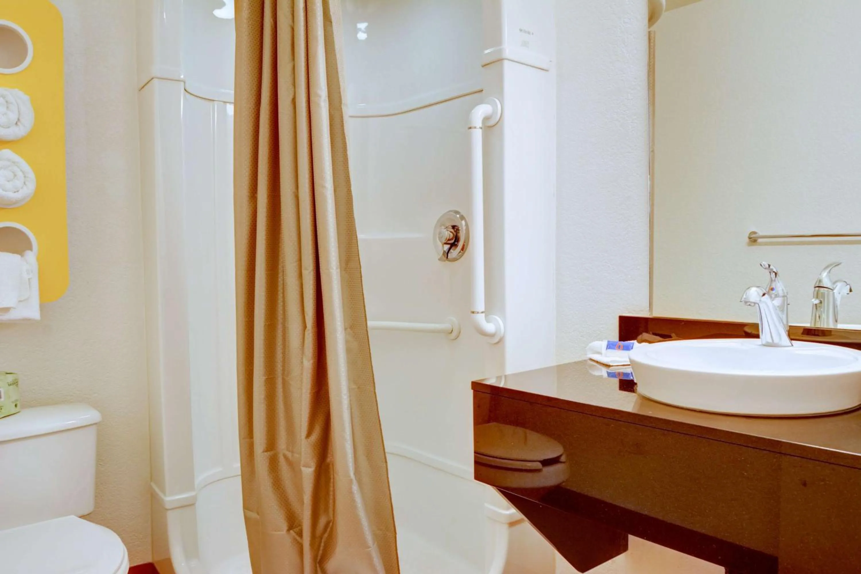 Bathroom in Motel 6-Springfield, OR - Eugene North