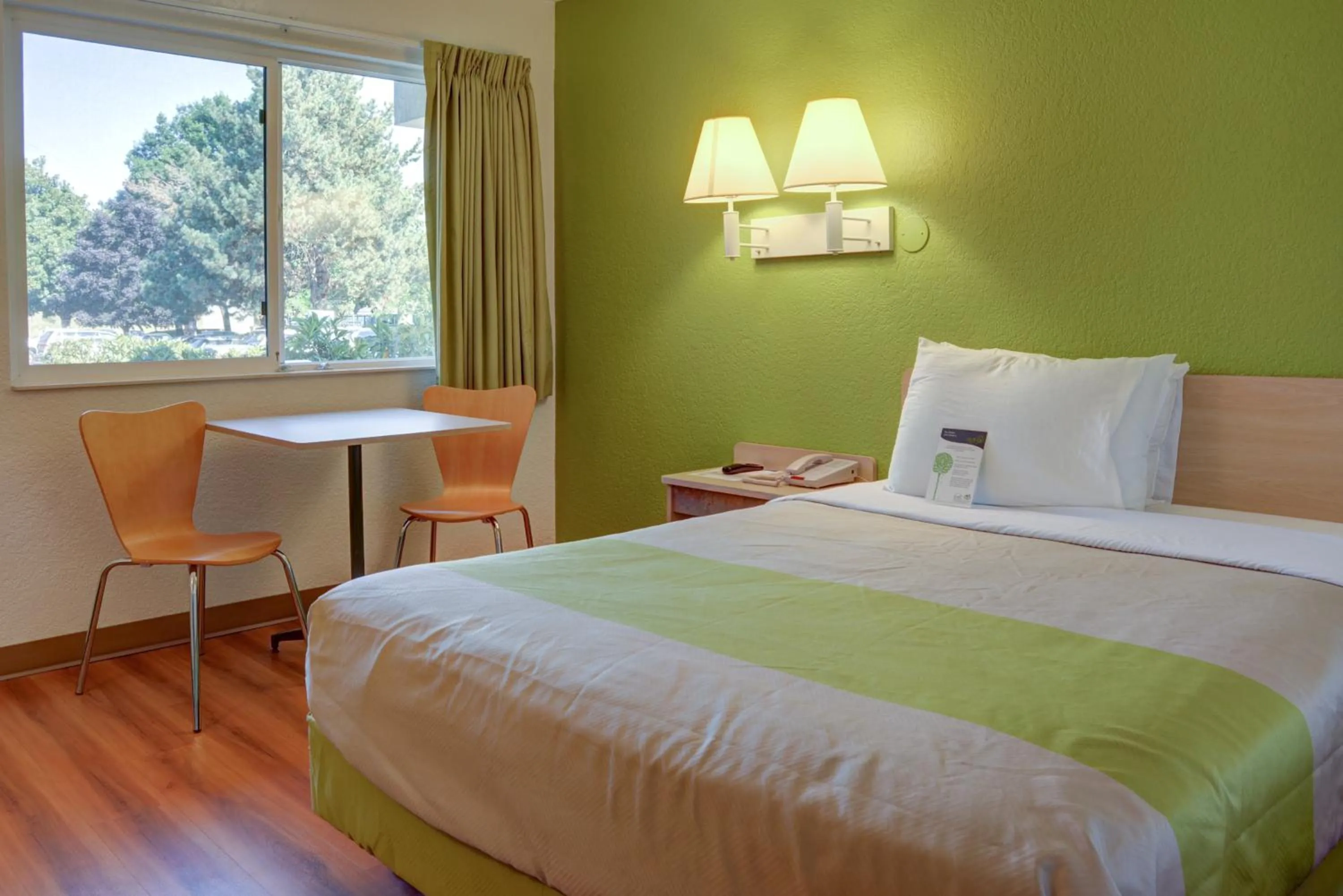 Bedroom, Bed in Motel 6-Springfield, OR - Eugene North