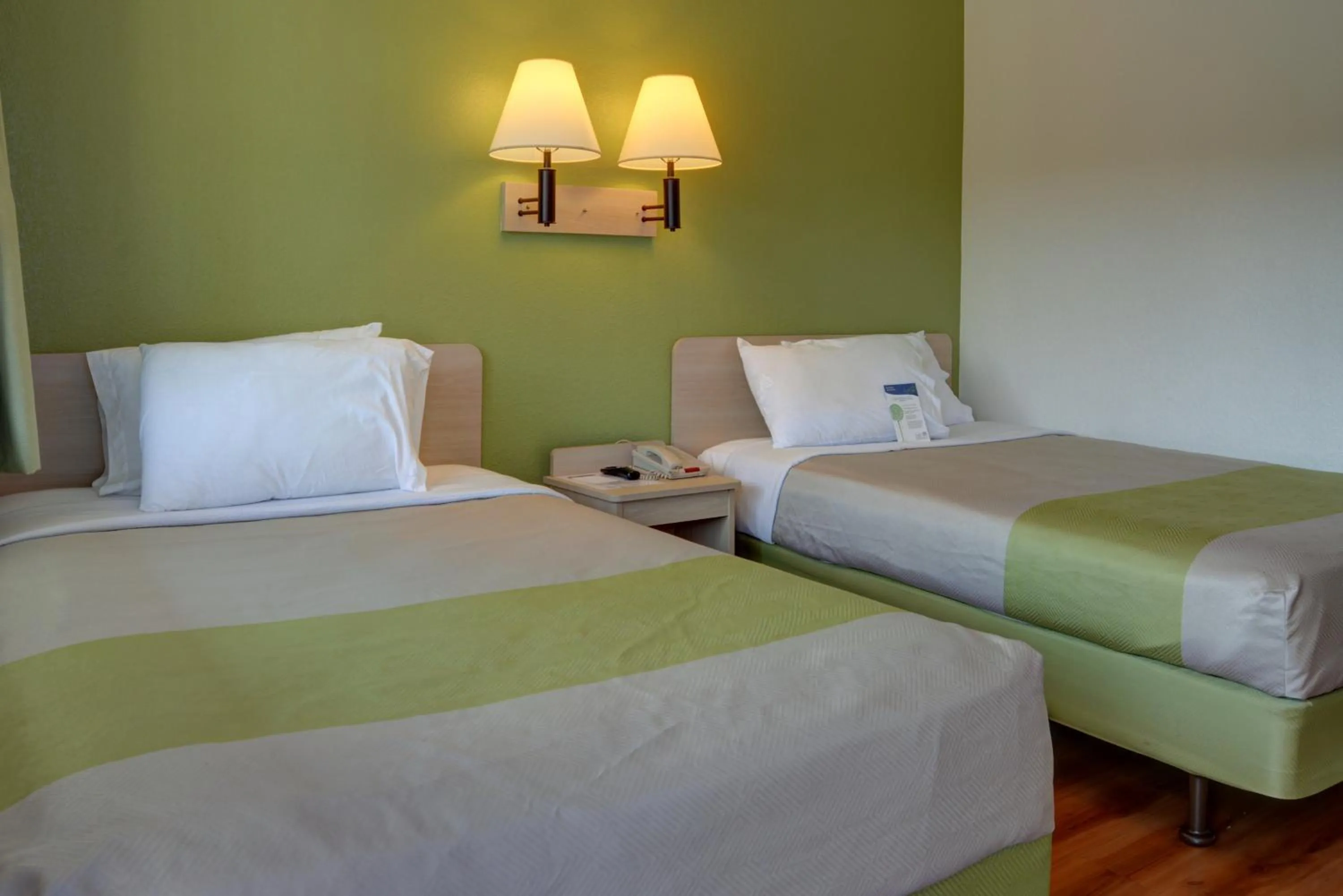 Bedroom, Bed in Motel 6-Springfield, OR - Eugene North